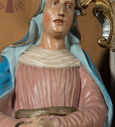 Zdjęcie nr 20: Nastawa architektoniczna, jednoosiowa, jednokondygnacyjna ze zwieńczeniem, ustawiona na dwustrefowym cokole, w górnej części z wyłamanymi pod kątem dwoma prostopadłościanami. Ołtarz drewniany, prostopadłościenny, skrzyniowy, z drewnianą mensą. Antepedium ujęte profilowaną ramą, w polu dwie, duże, płaskorzeźbione rozety na pomarańczowym tle. Nastawa ujęta parą kolumn ustawionych na tle pilastrów, dźwigających pełne belkowanie, wyłamane pod kątem na ich osi, częściowo przerwane nad polem środkowym, oraz fragmenty przerwanego półkolistego przyczółka z puttami. Pole centralne w całości wypełnione wnęką w formie stojącego prostokąta zamkniętego łukiem segmentowym nadwieszonym, ujętym profilowaną ramą, z wpisanym krucyfiksem na tle malowanych obłoków. Nad nim akantowo-wstęgowy kartusz, z napisem „OJCZE! / odpuść im / bo niewiedzą / co czynią”. Kondygnację flankują figury Matki Boskiej i św. Jana ustawione na wysuniętych krawędziach cokołu oraz uszy utworzone z suchego akantu i wstęgi. Zwieńczenie w formie zbliżonej do trapezu zamkniętego fragmentem gzymsu o kształcie łuku segmentowego z uskokiem, flankowanego spływami wolutowymi. W polu obraz Piety w formie stojącego owalu, ujęty profilowaną ramą, u góry dekorowany zwisami kwiatowymi, u dołu liśćmi. Całość zakończona figurą Anioła Stróża. Struktura polichromowana w kolorze białym; kolumny, profile i ornamentyka złocone, detal srebrzony. 