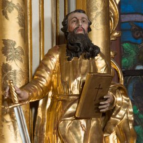 Zdjęcie nr 1: Rzeźba wydrążona z tyłu, ustawiona na nieregularnej podstawie. Święty ukazany frontalnie, w kontrapoście, w prawej, wyciągniętej w bok ręce trzyma miecz zwrócony ostrzem w dół, w lewej, ugiętej, trzyma księgę. Twarz ma szczupłą, kwadratową, o starczych rysach, migdałowatych oczach, garbatym nosie i otwartych ustach z widoczną linią zębów. Twarz ma okoloną długą, silnie kręconą brodą oraz krótkimi, falowanymi włosami. Ubrany jest w złoconą tunikę, przepasaną w talii oraz złocony płaszcz zarzucony na lewe przedramię i bok. Polichromia ciała naturalistyczna, włosy i broda ciemnobrązowe. 

