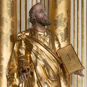 Zdjęcie nr 1: Figura drążona z tyłu, ustawiona na nieregularnej podstawie. Święty ukazany frontalnie, z uniesioną głową, prawą nogą opartą na wzniesieniu i rękami rozłożonymi na boki. W prawej dłoni trzyma dwa skrzyżowane klucze, lewą podtrzymuje zamkniętą księgę. Twarz ma szczupłą, pociągłą, o głęboko osadzonych oczach, skierowanych w górę, garbatym nosie i otwartych ustach z widoczną linią zębów. Twarz okolona krótką, falowaną brodą oraz krótkimi włosami, z łysiną na głowie. Ubrany jest w luźną, złoconą tunikę oraz zawiązany diagonalnie na prawym ramieniu złocony płaszcz. Polichromia naturalistyczna w partiach ciała, włosy siwo-brązowe. 

