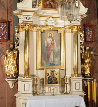 Zdjęcie nr 2: Nastawa architektoniczna, jednoosiowa, jednokondygnacyjna ze zwieńczeniem, ustawiona na dwustrefowym cokole, w górnej strefie z wyodrębnionymi dwoma prostopadłościanami. Ołtarz drewniany, prostopadłościenny, z drewnianą mensą. Antepedium ujęte profilowaną ramą z przedstawieniem gorejącego serca na czerwonym tle. Nastawa flankowana parą kolumn o kapitelach kompozytowych stojących na tle zwielokrotnionych pilastrów. Kolumny wspierają belkowanie wyłamane na ich osi oraz fragmenty falistego, przerwanego przyczółka z siedzącymi puttami. Pośrodku belkowania kartusz ujęty wieńcem laurowym z napisem „Umiłował go / Pan i chwałą / przyozdobił”. Całe pole główne wypełnione wnęką w formie stojącego prostokąta o wciętych górnych narożach, ujętego profilowaną ramą, z obrazem Najświętszego Serca Jezusa. Kondygnacja flankowana niewielkimi uszami utworzonymi ze stylizowanego akantu i wstęgi. Zwieńczenie w formie zbliżonej do kwadratu, o wklęsłych bokach dekorowanych ornamentem roślinnym, zamkniętego fragmentem gzymsu o kształcie łuku półkolistego nadwieszonego. W polu obraz św. Wojciecha o tej samej formie, w profilowanej ramie. Obraz ujęty z trzech stron ornamentem roślinnym. Nastawa flankowana figurami św. Szymona i św. Judy Tadeusza ustawionymi na wspornikach przy ścianie. Struktura polichromowana w kolorze białym, kolumny, profile złocone; ornamentyka złocona i srebrzona. 

