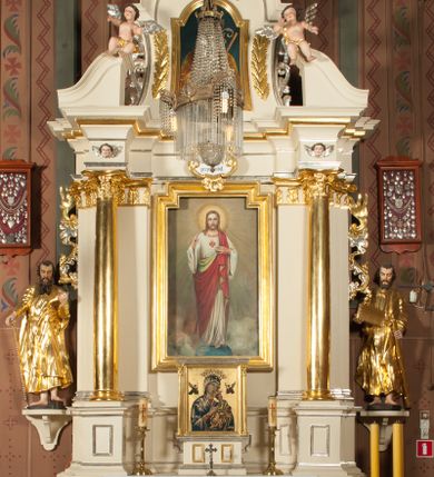 Zdjęcie nr 1: Nastawa architektoniczna, jednoosiowa, jednokondygnacyjna ze zwieńczeniem, ustawiona na dwustrefowym cokole, w górnej strefie z wyodrębnionymi dwoma prostopadłościanami. Ołtarz drewniany, prostopadłościenny, z drewnianą mensą. Antepedium ujęte profilowaną ramą z przedstawieniem gorejącego serca na czerwonym tle. Nastawa flankowana parą kolumn o kapitelach kompozytowych stojących na tle zwielokrotnionych pilastrów. Kolumny wspierają belkowanie wyłamane na ich osi oraz fragmenty falistego, przerwanego przyczółka z siedzącymi puttami. Pośrodku belkowania kartusz ujęty wieńcem laurowym z napisem „Umiłował go / Pan i chwałą / przyozdobił”. Całe pole główne wypełnione wnęką w formie stojącego prostokąta o wciętych górnych narożach, ujętego profilowaną ramą, z obrazem Najświętszego Serca Jezusa. Kondygnacja flankowana niewielkimi uszami utworzonymi ze stylizowanego akantu i wstęgi. Zwieńczenie w formie zbliżonej do kwadratu, o wklęsłych bokach dekorowanych ornamentem roślinnym, zamkniętego fragmentem gzymsu o kształcie łuku półkolistego nadwieszonego. W polu obraz św. Wojciecha o tej samej formie, w profilowanej ramie. Obraz ujęty z trzech stron ornamentem roślinnym. Nastawa flankowana figurami św. Szymona i św. Judy Tadeusza ustawionymi na wspornikach przy ścianie. Struktura polichromowana w kolorze białym, kolumny, profile złocone; ornamentyka złocona i srebrzona. 


