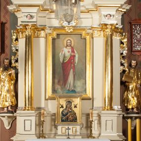 Zdjęcie nr 1: Nastawa architektoniczna, jednoosiowa, jednokondygnacyjna ze zwieńczeniem, ustawiona na dwustrefowym cokole, w górnej strefie z wyodrębnionymi dwoma prostopadłościanami. Ołtarz drewniany, prostopadłościenny, z drewnianą mensą. Antepedium ujęte profilowaną ramą z przedstawieniem gorejącego serca na czerwonym tle. Nastawa flankowana parą kolumn o kapitelach kompozytowych stojących na tle zwielokrotnionych pilastrów. Kolumny wspierają belkowanie wyłamane na ich osi oraz fragmenty falistego, przerwanego przyczółka z siedzącymi puttami. Pośrodku belkowania kartusz ujęty wieńcem laurowym z napisem „Umiłował go / Pan i chwałą / przyozdobił”. Całe pole główne wypełnione wnęką w formie stojącego prostokąta o wciętych górnych narożach, ujętego profilowaną ramą, z obrazem Najświętszego Serca Jezusa. Kondygnacja flankowana niewielkimi uszami utworzonymi ze stylizowanego akantu i wstęgi. Zwieńczenie w formie zbliżonej do kwadratu, o wklęsłych bokach dekorowanych ornamentem roślinnym, zamkniętego fragmentem gzymsu o kształcie łuku półkolistego nadwieszonego. W polu obraz św. Wojciecha o tej samej formie, w profilowanej ramie. Obraz ujęty z trzech stron ornamentem roślinnym. Nastawa flankowana figurami św. Szymona i św. Judy Tadeusza ustawionymi na wspornikach przy ścianie. Struktura polichromowana w kolorze białym, kolumny, profile złocone; ornamentyka złocona i srebrzona. 

