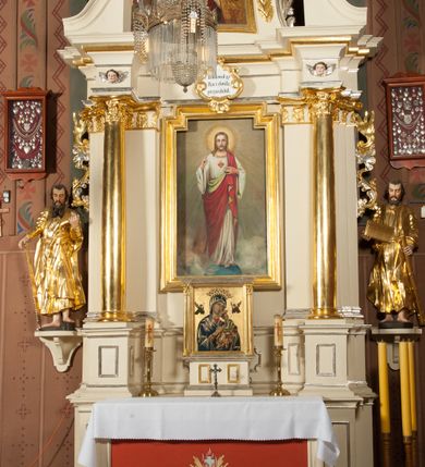 Zdjęcie nr 3: Nastawa architektoniczna, jednoosiowa, jednokondygnacyjna ze zwieńczeniem, ustawiona na dwustrefowym cokole, w górnej strefie z wyodrębnionymi dwoma prostopadłościanami. Ołtarz drewniany, prostopadłościenny, z drewnianą mensą. Antepedium ujęte profilowaną ramą z przedstawieniem gorejącego serca na czerwonym tle. Nastawa flankowana parą kolumn o kapitelach kompozytowych stojących na tle zwielokrotnionych pilastrów. Kolumny wspierają belkowanie wyłamane na ich osi oraz fragmenty falistego, przerwanego przyczółka z siedzącymi puttami. Pośrodku belkowania kartusz ujęty wieńcem laurowym z napisem „Umiłował go / Pan i chwałą / przyozdobił”. Całe pole główne wypełnione wnęką w formie stojącego prostokąta o wciętych górnych narożach, ujętego profilowaną ramą, z obrazem Najświętszego Serca Jezusa. Kondygnacja flankowana niewielkimi uszami utworzonymi ze stylizowanego akantu i wstęgi. Zwieńczenie w formie zbliżonej do kwadratu, o wklęsłych bokach dekorowanych ornamentem roślinnym, zamkniętego fragmentem gzymsu o kształcie łuku półkolistego nadwieszonego. W polu obraz św. Wojciecha o tej samej formie, w profilowanej ramie. Obraz ujęty z trzech stron ornamentem roślinnym. Nastawa flankowana figurami św. Szymona i św. Judy Tadeusza ustawionymi na wspornikach przy ścianie. Struktura polichromowana w kolorze białym, kolumny, profile złocone; ornamentyka złocona i srebrzona. 

