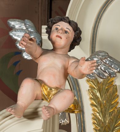 Zdjęcie nr 9: Nastawa architektoniczna, jednoosiowa, jednokondygnacyjna ze zwieńczeniem, ustawiona na dwustrefowym cokole, w górnej strefie z wyodrębnionymi dwoma prostopadłościanami. Ołtarz drewniany, prostopadłościenny, z drewnianą mensą. Antepedium ujęte profilowaną ramą z przedstawieniem gorejącego serca na czerwonym tle. Nastawa flankowana parą kolumn o kapitelach kompozytowych stojących na tle zwielokrotnionych pilastrów. Kolumny wspierają belkowanie wyłamane na ich osi oraz fragmenty falistego, przerwanego przyczółka z siedzącymi puttami. Pośrodku belkowania kartusz ujęty wieńcem laurowym z napisem „Umiłował go / Pan i chwałą / przyozdobił”. Całe pole główne wypełnione wnęką w formie stojącego prostokąta o wciętych górnych narożach, ujętego profilowaną ramą, z obrazem Najświętszego Serca Jezusa. Kondygnacja flankowana niewielkimi uszami utworzonymi ze stylizowanego akantu i wstęgi. Zwieńczenie w formie zbliżonej do kwadratu, o wklęsłych bokach dekorowanych ornamentem roślinnym, zamkniętego fragmentem gzymsu o kształcie łuku półkolistego nadwieszonego. W polu obraz św. Wojciecha o tej samej formie, w profilowanej ramie. Obraz ujęty z trzech stron ornamentem roślinnym. Nastawa flankowana figurami św. Szymona i św. Judy Tadeusza ustawionymi na wspornikach przy ścianie. Struktura polichromowana w kolorze białym, kolumny, profile złocone; ornamentyka złocona i srebrzona. 

