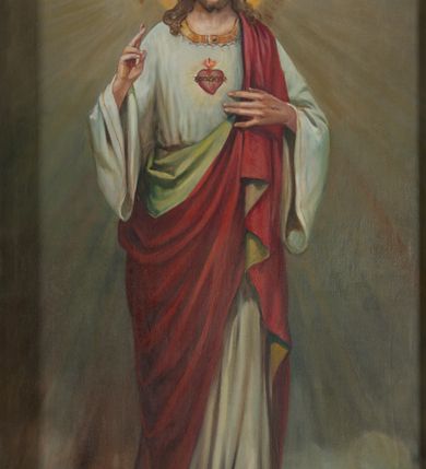 Zdjęcie nr 5: Nastawa architektoniczna, jednoosiowa, jednokondygnacyjna ze zwieńczeniem, ustawiona na dwustrefowym cokole, w górnej strefie z wyodrębnionymi dwoma prostopadłościanami. Ołtarz drewniany, prostopadłościenny, z drewnianą mensą. Antepedium ujęte profilowaną ramą z przedstawieniem gorejącego serca na czerwonym tle. Nastawa flankowana parą kolumn o kapitelach kompozytowych stojących na tle zwielokrotnionych pilastrów. Kolumny wspierają belkowanie wyłamane na ich osi oraz fragmenty falistego, przerwanego przyczółka z siedzącymi puttami. Pośrodku belkowania kartusz ujęty wieńcem laurowym z napisem „Umiłował go / Pan i chwałą / przyozdobił”. Całe pole główne wypełnione wnęką w formie stojącego prostokąta o wciętych górnych narożach, ujętego profilowaną ramą, z obrazem Najświętszego Serca Jezusa. Kondygnacja flankowana niewielkimi uszami utworzonymi ze stylizowanego akantu i wstęgi. Zwieńczenie w formie zbliżonej do kwadratu, o wklęsłych bokach dekorowanych ornamentem roślinnym, zamkniętego fragmentem gzymsu o kształcie łuku półkolistego nadwieszonego. W polu obraz św. Wojciecha o tej samej formie, w profilowanej ramie. Obraz ujęty z trzech stron ornamentem roślinnym. Nastawa flankowana figurami św. Szymona i św. Judy Tadeusza ustawionymi na wspornikach przy ścianie. Struktura polichromowana w kolorze białym, kolumny, profile złocone; ornamentyka złocona i srebrzona. 


