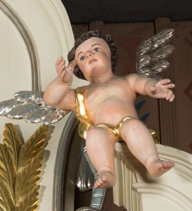 Zdjęcie nr 8: Nastawa architektoniczna, jednoosiowa, jednokondygnacyjna ze zwieńczeniem, ustawiona na dwustrefowym cokole, w górnej strefie z wyodrębnionymi dwoma prostopadłościanami. Ołtarz drewniany, prostopadłościenny, z drewnianą mensą. Antepedium ujęte profilowaną ramą z przedstawieniem gorejącego serca na czerwonym tle. Nastawa flankowana parą kolumn o kapitelach kompozytowych stojących na tle zwielokrotnionych pilastrów. Kolumny wspierają belkowanie wyłamane na ich osi oraz fragmenty falistego, przerwanego przyczółka z siedzącymi puttami. Pośrodku belkowania kartusz ujęty wieńcem laurowym z napisem „Umiłował go / Pan i chwałą / przyozdobił”. Całe pole główne wypełnione wnęką w formie stojącego prostokąta o wciętych górnych narożach, ujętego profilowaną ramą, z obrazem Najświętszego Serca Jezusa. Kondygnacja flankowana niewielkimi uszami utworzonymi ze stylizowanego akantu i wstęgi. Zwieńczenie w formie zbliżonej do kwadratu, o wklęsłych bokach dekorowanych ornamentem roślinnym, zamkniętego fragmentem gzymsu o kształcie łuku półkolistego nadwieszonego. W polu obraz św. Wojciecha o tej samej formie, w profilowanej ramie. Obraz ujęty z trzech stron ornamentem roślinnym. Nastawa flankowana figurami św. Szymona i św. Judy Tadeusza ustawionymi na wspornikach przy ścianie. Struktura polichromowana w kolorze białym, kolumny, profile złocone; ornamentyka złocona i srebrzona. 

