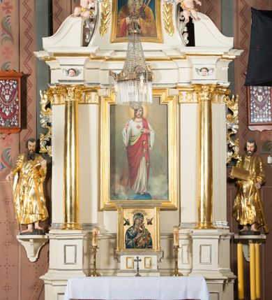 Zdjęcie nr 4: Nastawa architektoniczna, jednoosiowa, jednokondygnacyjna ze zwieńczeniem, ustawiona na dwustrefowym cokole, w górnej strefie z wyodrębnionymi dwoma prostopadłościanami. Ołtarz drewniany, prostopadłościenny, z drewnianą mensą. Antepedium ujęte profilowaną ramą z przedstawieniem gorejącego serca na czerwonym tle. Nastawa flankowana parą kolumn o kapitelach kompozytowych stojących na tle zwielokrotnionych pilastrów. Kolumny wspierają belkowanie wyłamane na ich osi oraz fragmenty falistego, przerwanego przyczółka z siedzącymi puttami. Pośrodku belkowania kartusz ujęty wieńcem laurowym z napisem „Umiłował go / Pan i chwałą / przyozdobił”. Całe pole główne wypełnione wnęką w formie stojącego prostokąta o wciętych górnych narożach, ujętego profilowaną ramą, z obrazem Najświętszego Serca Jezusa. Kondygnacja flankowana niewielkimi uszami utworzonymi ze stylizowanego akantu i wstęgi. Zwieńczenie w formie zbliżonej do kwadratu, o wklęsłych bokach dekorowanych ornamentem roślinnym, zamkniętego fragmentem gzymsu o kształcie łuku półkolistego nadwieszonego. W polu obraz św. Wojciecha o tej samej formie, w profilowanej ramie. Obraz ujęty z trzech stron ornamentem roślinnym. Nastawa flankowana figurami św. Szymona i św. Judy Tadeusza ustawionymi na wspornikach przy ścianie. Struktura polichromowana w kolorze białym, kolumny, profile złocone; ornamentyka złocona i srebrzona. 

