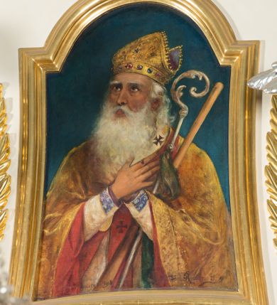 Zdjęcie nr 7: Nastawa architektoniczna, jednoosiowa, jednokondygnacyjna ze zwieńczeniem, ustawiona na dwustrefowym cokole, w górnej strefie z wyodrębnionymi dwoma prostopadłościanami. Ołtarz drewniany, prostopadłościenny, z drewnianą mensą. Antepedium ujęte profilowaną ramą z przedstawieniem gorejącego serca na czerwonym tle. Nastawa flankowana parą kolumn o kapitelach kompozytowych stojących na tle zwielokrotnionych pilastrów. Kolumny wspierają belkowanie wyłamane na ich osi oraz fragmenty falistego, przerwanego przyczółka z siedzącymi puttami. Pośrodku belkowania kartusz ujęty wieńcem laurowym z napisem „Umiłował go / Pan i chwałą / przyozdobił”. Całe pole główne wypełnione wnęką w formie stojącego prostokąta o wciętych górnych narożach, ujętego profilowaną ramą, z obrazem Najświętszego Serca Jezusa. Kondygnacja flankowana niewielkimi uszami utworzonymi ze stylizowanego akantu i wstęgi. Zwieńczenie w formie zbliżonej do kwadratu, o wklęsłych bokach dekorowanych ornamentem roślinnym, zamkniętego fragmentem gzymsu o kształcie łuku półkolistego nadwieszonego. W polu obraz św. Wojciecha o tej samej formie, w profilowanej ramie. Obraz ujęty z trzech stron ornamentem roślinnym. Nastawa flankowana figurami św. Szymona i św. Judy Tadeusza ustawionymi na wspornikach przy ścianie. Struktura polichromowana w kolorze białym, kolumny, profile złocone; ornamentyka złocona i srebrzona. 

