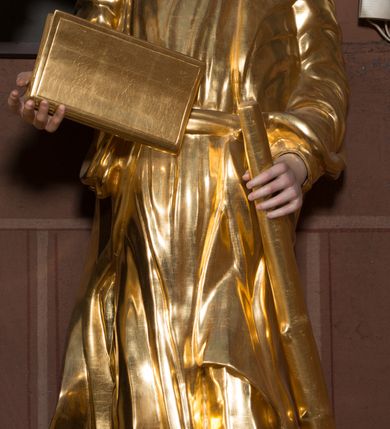 Zdjęcie nr 15: Nastawa architektoniczna, jednoosiowa, jednokondygnacyjna ze zwieńczeniem, ustawiona na dwustrefowym cokole, w górnej strefie z wyodrębnionymi dwoma prostopadłościanami. Ołtarz drewniany, prostopadłościenny, z drewnianą mensą. Antepedium ujęte profilowaną ramą z przedstawieniem gorejącego serca na czerwonym tle. Nastawa flankowana parą kolumn o kapitelach kompozytowych stojących na tle zwielokrotnionych pilastrów. Kolumny wspierają belkowanie wyłamane na ich osi oraz fragmenty falistego, przerwanego przyczółka z siedzącymi puttami. Pośrodku belkowania kartusz ujęty wieńcem laurowym z napisem „Umiłował go / Pan i chwałą / przyozdobił”. Całe pole główne wypełnione wnęką w formie stojącego prostokąta o wciętych górnych narożach, ujętego profilowaną ramą, z obrazem Najświętszego Serca Jezusa. Kondygnacja flankowana niewielkimi uszami utworzonymi ze stylizowanego akantu i wstęgi. Zwieńczenie w formie zbliżonej do kwadratu, o wklęsłych bokach dekorowanych ornamentem roślinnym, zamkniętego fragmentem gzymsu o kształcie łuku półkolistego nadwieszonego. W polu obraz św. Wojciecha o tej samej formie, w profilowanej ramie. Obraz ujęty z trzech stron ornamentem roślinnym. Nastawa flankowana figurami św. Szymona i św. Judy Tadeusza ustawionymi na wspornikach przy ścianie. Struktura polichromowana w kolorze białym, kolumny, profile złocone; ornamentyka złocona i srebrzona. 

