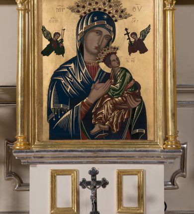 Zdjęcie nr 19: Nastawa architektoniczna, jednoosiowa, jednokondygnacyjna ze zwieńczeniem, ustawiona na dwustrefowym cokole, w górnej strefie z wyodrębnionymi dwoma prostopadłościanami. Ołtarz drewniany, prostopadłościenny, z drewnianą mensą. Antepedium ujęte profilowaną ramą z przedstawieniem gorejącego serca na czerwonym tle. Nastawa flankowana parą kolumn o kapitelach kompozytowych stojących na tle zwielokrotnionych pilastrów. Kolumny wspierają belkowanie wyłamane na ich osi oraz fragmenty falistego, przerwanego przyczółka z siedzącymi puttami. Pośrodku belkowania kartusz ujęty wieńcem laurowym z napisem „Umiłował go / Pan i chwałą / przyozdobił”. Całe pole główne wypełnione wnęką w formie stojącego prostokąta o wciętych górnych narożach, ujętego profilowaną ramą, z obrazem Najświętszego Serca Jezusa. Kondygnacja flankowana niewielkimi uszami utworzonymi ze stylizowanego akantu i wstęgi. Zwieńczenie w formie zbliżonej do kwadratu, o wklęsłych bokach dekorowanych ornamentem roślinnym, zamkniętego fragmentem gzymsu o kształcie łuku półkolistego nadwieszonego. W polu obraz św. Wojciecha o tej samej formie, w profilowanej ramie. Obraz ujęty z trzech stron ornamentem roślinnym. Nastawa flankowana figurami św. Szymona i św. Judy Tadeusza ustawionymi na wspornikach przy ścianie. Struktura polichromowana w kolorze białym, kolumny, profile złocone; ornamentyka złocona i srebrzona. 

