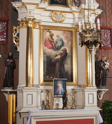 Zdjęcie nr 2: Nastawa architektoniczna, jednoosiowa, jednokondygnacyjna ze zwieńczeniem, ustawiona na dwustrefowym cokole, w górnej strefie z wyodrębnionymi dwoma prostopadłościanami. Ołtarz drewniany, prostopadłościenny, z drewnianą mensą. Antepedium ujęte profilowaną ramą z godłem franciszkanów (krzyż między skrzyżowanymi dłońmi) na czerwonym tle. Nastawa flankowana parą kolumn o kapitelach kompozytowych stojących na tle zwielokrotnionych pilastrów. Kolumny wspierają belkowanie wyłamane na ich osi oraz fragmenty falistego, przerwanego przyczółka z siedzącymi puttami. Pośrodku belkowania kartusz ujęty wieńcem laurowym z napisem „O Boże najczystsza / miłości! rozgrzej mię, / straw mię. S(więty) Aug(ustyn)”. Całe pole główne wypełnione wnęką w formie stojącego prostokąta, ujętego profilowaną ramą, z obrazem przedstawiającym św. Franciszka przed Chrystusem i Marią. Kondygnacja flankowana niewielkimi uszami utworzonymi ze stylizowanego akantu i wstęgi. Zwieńczenie w formie zbliżonej do kwadratu, o wklęsłych bokach dekorowanych ornamentem roślinnym, zamkniętego fragmentem gzymsu o kształcie łuku półkolistego nadwieszonego. W polu obraz św. Marii Magdaleny o tej samej formie, w profilowanej ramie. Obraz ujęty z trzech stron zwisami roślinnymi. Nastawa flankowana figurami św. Franciszka i św. Antoniego Padewskiego ustawionymi na wspornikach przy ścianie. Struktura polichromowana w kolorze białym, kolumny, profile złocone; ornamentyka złocona i srebrzona. 


