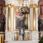 Zdjęcie nr 1: Nastawa architektoniczna, jednoosiowa, jednokondygnacyjna ze zwieńczeniem, ustawiona na dwustrefowym cokole, w górnej strefie z wyodrębnionymi dwoma prostopadłościanami. Ołtarz drewniany, prostopadłościenny, z drewnianą mensą. Antepedium ujęte profilowaną ramą z godłem franciszkanów (krzyż między skrzyżowanymi dłońmi) na czerwonym tle. Nastawa flankowana parą kolumn o kapitelach kompozytowych stojących na tle zwielokrotnionych pilastrów. Kolumny wspierają belkowanie wyłamane na ich osi oraz fragmenty falistego, przerwanego przyczółka z siedzącymi puttami. Pośrodku belkowania kartusz ujęty wieńcem laurowym z napisem „O Boże najczystsza / miłości! rozgrzej mię, / straw mię. S(więty) Aug(ustyn)”. Całe pole główne wypełnione wnęką w formie stojącego prostokąta, ujętego profilowaną ramą, z obrazem przedstawiającym św. Franciszka przed Chrystusem i Marią. Kondygnacja flankowana niewielkimi uszami utworzonymi ze stylizowanego akantu i wstęgi. Zwieńczenie w formie zbliżonej do kwadratu, o wklęsłych bokach dekorowanych ornamentem roślinnym, zamkniętego fragmentem gzymsu o kształcie łuku półkolistego nadwieszonego. W polu obraz św. Marii Magdaleny o tej samej formie, w profilowanej ramie. Obraz ujęty z trzech stron zwisami roślinnymi. Nastawa flankowana figurami św. Franciszka i św. Antoniego Padewskiego ustawionymi na wspornikach przy ścianie. Struktura polichromowana w kolorze białym, kolumny, profile złocone; ornamentyka złocona i srebrzona. 


