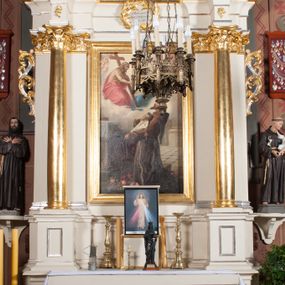 Zdjęcie nr 1: Nastawa architektoniczna, jednoosiowa, jednokondygnacyjna ze zwieńczeniem, ustawiona na dwustrefowym cokole, w górnej strefie z wyodrębnionymi dwoma prostopadłościanami. Ołtarz drewniany, prostopadłościenny, z drewnianą mensą. Antepedium ujęte profilowaną ramą z godłem franciszkanów (krzyż między skrzyżowanymi dłońmi) na czerwonym tle. Nastawa flankowana parą kolumn o kapitelach kompozytowych stojących na tle zwielokrotnionych pilastrów. Kolumny wspierają belkowanie wyłamane na ich osi oraz fragmenty falistego, przerwanego przyczółka z siedzącymi puttami. Pośrodku belkowania kartusz ujęty wieńcem laurowym z napisem „O Boże najczystsza / miłości! rozgrzej mię, / straw mię. S(więty) Aug(ustyn)”. Całe pole główne wypełnione wnęką w formie stojącego prostokąta, ujętego profilowaną ramą, z obrazem przedstawiającym św. Franciszka przed Chrystusem i Marią. Kondygnacja flankowana niewielkimi uszami utworzonymi ze stylizowanego akantu i wstęgi. Zwieńczenie w formie zbliżonej do kwadratu, o wklęsłych bokach dekorowanych ornamentem roślinnym, zamkniętego fragmentem gzymsu o kształcie łuku półkolistego nadwieszonego. W polu obraz św. Marii Magdaleny o tej samej formie, w profilowanej ramie. Obraz ujęty z trzech stron zwisami roślinnymi. Nastawa flankowana figurami św. Franciszka i św. Antoniego Padewskiego ustawionymi na wspornikach przy ścianie. Struktura polichromowana w kolorze białym, kolumny, profile złocone; ornamentyka złocona i srebrzona. 


