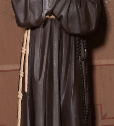 Zdjęcie nr 10: Nastawa architektoniczna, jednoosiowa, jednokondygnacyjna ze zwieńczeniem, ustawiona na dwustrefowym cokole, w górnej strefie z wyodrębnionymi dwoma prostopadłościanami. Ołtarz drewniany, prostopadłościenny, z drewnianą mensą. Antepedium ujęte profilowaną ramą z godłem franciszkanów (krzyż między skrzyżowanymi dłońmi) na czerwonym tle. Nastawa flankowana parą kolumn o kapitelach kompozytowych stojących na tle zwielokrotnionych pilastrów. Kolumny wspierają belkowanie wyłamane na ich osi oraz fragmenty falistego, przerwanego przyczółka z siedzącymi puttami. Pośrodku belkowania kartusz ujęty wieńcem laurowym z napisem „O Boże najczystsza / miłości! rozgrzej mię, / straw mię. S(więty) Aug(ustyn)”. Całe pole główne wypełnione wnęką w formie stojącego prostokąta, ujętego profilowaną ramą, z obrazem przedstawiającym św. Franciszka przed Chrystusem i Marią. Kondygnacja flankowana niewielkimi uszami utworzonymi ze stylizowanego akantu i wstęgi. Zwieńczenie w formie zbliżonej do kwadratu, o wklęsłych bokach dekorowanych ornamentem roślinnym, zamkniętego fragmentem gzymsu o kształcie łuku półkolistego nadwieszonego. W polu obraz św. Marii Magdaleny o tej samej formie, w profilowanej ramie. Obraz ujęty z trzech stron zwisami roślinnymi. Nastawa flankowana figurami św. Franciszka i św. Antoniego Padewskiego ustawionymi na wspornikach przy ścianie. Struktura polichromowana w kolorze białym, kolumny, profile złocone; ornamentyka złocona i srebrzona. 


