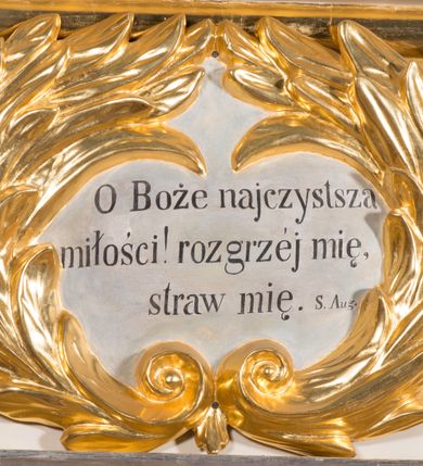 Zdjęcie nr 7: Nastawa architektoniczna, jednoosiowa, jednokondygnacyjna ze zwieńczeniem, ustawiona na dwustrefowym cokole, w górnej strefie z wyodrębnionymi dwoma prostopadłościanami. Ołtarz drewniany, prostopadłościenny, z drewnianą mensą. Antepedium ujęte profilowaną ramą z godłem franciszkanów (krzyż między skrzyżowanymi dłońmi) na czerwonym tle. Nastawa flankowana parą kolumn o kapitelach kompozytowych stojących na tle zwielokrotnionych pilastrów. Kolumny wspierają belkowanie wyłamane na ich osi oraz fragmenty falistego, przerwanego przyczółka z siedzącymi puttami. Pośrodku belkowania kartusz ujęty wieńcem laurowym z napisem „O Boże najczystsza / miłości! rozgrzej mię, / straw mię. S(więty) Aug(ustyn)”. Całe pole główne wypełnione wnęką w formie stojącego prostokąta, ujętego profilowaną ramą, z obrazem przedstawiającym św. Franciszka przed Chrystusem i Marią. Kondygnacja flankowana niewielkimi uszami utworzonymi ze stylizowanego akantu i wstęgi. Zwieńczenie w formie zbliżonej do kwadratu, o wklęsłych bokach dekorowanych ornamentem roślinnym, zamkniętego fragmentem gzymsu o kształcie łuku półkolistego nadwieszonego. W polu obraz św. Marii Magdaleny o tej samej formie, w profilowanej ramie. Obraz ujęty z trzech stron zwisami roślinnymi. Nastawa flankowana figurami św. Franciszka i św. Antoniego Padewskiego ustawionymi na wspornikach przy ścianie. Struktura polichromowana w kolorze białym, kolumny, profile złocone; ornamentyka złocona i srebrzona. 


