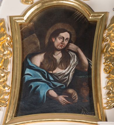 Zdjęcie nr 6: Nastawa architektoniczna, jednoosiowa, jednokondygnacyjna ze zwieńczeniem, ustawiona na dwustrefowym cokole, w górnej strefie z wyodrębnionymi dwoma prostopadłościanami. Ołtarz drewniany, prostopadłościenny, z drewnianą mensą. Antepedium ujęte profilowaną ramą z godłem franciszkanów (krzyż między skrzyżowanymi dłońmi) na czerwonym tle. Nastawa flankowana parą kolumn o kapitelach kompozytowych stojących na tle zwielokrotnionych pilastrów. Kolumny wspierają belkowanie wyłamane na ich osi oraz fragmenty falistego, przerwanego przyczółka z siedzącymi puttami. Pośrodku belkowania kartusz ujęty wieńcem laurowym z napisem „O Boże najczystsza / miłości! rozgrzej mię, / straw mię. S(więty) Aug(ustyn)”. Całe pole główne wypełnione wnęką w formie stojącego prostokąta, ujętego profilowaną ramą, z obrazem przedstawiającym św. Franciszka przed Chrystusem i Marią. Kondygnacja flankowana niewielkimi uszami utworzonymi ze stylizowanego akantu i wstęgi. Zwieńczenie w formie zbliżonej do kwadratu, o wklęsłych bokach dekorowanych ornamentem roślinnym, zamkniętego fragmentem gzymsu o kształcie łuku półkolistego nadwieszonego. W polu obraz św. Marii Magdaleny o tej samej formie, w profilowanej ramie. Obraz ujęty z trzech stron zwisami roślinnymi. Nastawa flankowana figurami św. Franciszka i św. Antoniego Padewskiego ustawionymi na wspornikach przy ścianie. Struktura polichromowana w kolorze białym, kolumny, profile złocone; ornamentyka złocona i srebrzona. 


