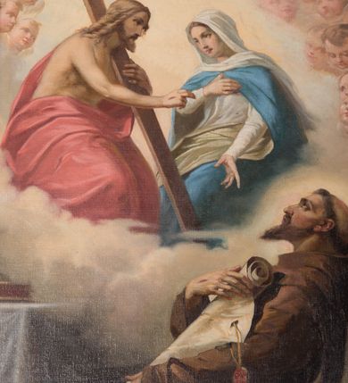 Zdjęcie nr 3: Nastawa architektoniczna, jednoosiowa, jednokondygnacyjna ze zwieńczeniem, ustawiona na dwustrefowym cokole, w górnej strefie z wyodrębnionymi dwoma prostopadłościanami. Ołtarz drewniany, prostopadłościenny, z drewnianą mensą. Antepedium ujęte profilowaną ramą z godłem franciszkanów (krzyż między skrzyżowanymi dłońmi) na czerwonym tle. Nastawa flankowana parą kolumn o kapitelach kompozytowych stojących na tle zwielokrotnionych pilastrów. Kolumny wspierają belkowanie wyłamane na ich osi oraz fragmenty falistego, przerwanego przyczółka z siedzącymi puttami. Pośrodku belkowania kartusz ujęty wieńcem laurowym z napisem „O Boże najczystsza / miłości! rozgrzej mię, / straw mię. S(więty) Aug(ustyn)”. Całe pole główne wypełnione wnęką w formie stojącego prostokąta, ujętego profilowaną ramą, z obrazem przedstawiającym św. Franciszka przed Chrystusem i Marią. Kondygnacja flankowana niewielkimi uszami utworzonymi ze stylizowanego akantu i wstęgi. Zwieńczenie w formie zbliżonej do kwadratu, o wklęsłych bokach dekorowanych ornamentem roślinnym, zamkniętego fragmentem gzymsu o kształcie łuku półkolistego nadwieszonego. W polu obraz św. Marii Magdaleny o tej samej formie, w profilowanej ramie. Obraz ujęty z trzech stron zwisami roślinnymi. Nastawa flankowana figurami św. Franciszka i św. Antoniego Padewskiego ustawionymi na wspornikach przy ścianie. Struktura polichromowana w kolorze białym, kolumny, profile złocone; ornamentyka złocona i srebrzona. 


