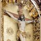 Zdjęcie nr 1: Rzeźba Chrystusa przybita do krzyża trzema gwoździami. Chrystus ukazany w typie Cristo morte, w lekkim zwisie, z głową pochyloną na prawą stronę. Ma szczupłą sylwetkę ciała, podkreśloną linię żeber i mostka. Jego twarz jest podłużna, ma długi nos, otwarte usta i zamknięte oczy oraz krótką brodę. Włosy długie, ciemnobrązowe, spływają falami do przodu i na plecy. Na głowie ma założoną szeroką, złoconą koronę cierniową. Jego biodra oplata złocone perizonium, zawiązane na prawym boku ze zwisem wzdłuż prawego uda. Z dłoni, stóp i boku Chrystusa spływają strużki krwi. Nad głową wisi titulus w formie poziomej banderoli z napisem „I. N. R. I.”. Krzyż prosty, gładki, malowany na brązowo. Polichromia ciała naturalistyczna; perizonium, korona i titulus złocone.





