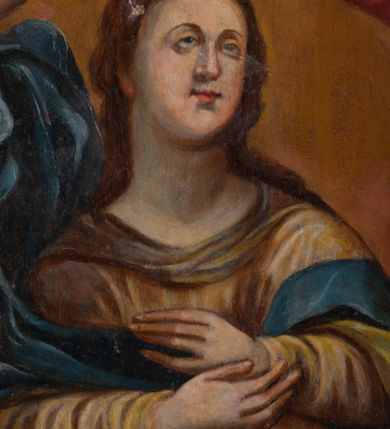 Zdjęcie nr 3: Obraz w kształcie stojącego prostokąta przedstawiający koronację Najświętszej Marii Panny. Pośrodku klęcząca Maria, z rękami skrzyżowanymi na piersiach, z głową zwróconą w lewo. Ma szeroką twarz, z małymi ustami, długim nosem i wzrokiem skierowanym ku górze. Jej długie, ciemnobrązowe włosy spływają na plecy. Ubrana jest w długą i złotą suknię z długimi rękawami oraz niebieski płaszcz z jedną połą rozwianą nad prawym ramieniem. Po prawej stronie obrazu znajduje się siedzący Bóg Ojciec, prawą ręką trzymający koronę nad głową Marii, z lewą ręką wspartą na niebieskim globie ziemskim. Twarz o rysach starszego mężczyzny, okolona długą i siwą brodą oraz krótkimi i siwymi włosami. Ubrany jest w niebieską, długą suknię oraz czerwony płaszcz z szarą podszewką. Po lewej stronie jest ukazany Chrystus w pozycji siedzącej, lewą ręką podtrzymujący koronę nad głową Marii, a w prawej dzierżący długie berło i jabłko królewskie. Twarz podłużna, okolona krótką i brązową brodą oraz długimi włosami, spływającymi na plecy. Ubrany jest w czerwony płaszcz, odsłaniający nagi tors. Bóg Ojciec i Chrystus mają wokół głów złote, koliste nimby. W dolnej części kompozycji, po prawej stronie na tle bujnych chmur znajdują się uskrzydlone główki aniołków; w górnej części obrazu gołębica Ducha Świętego z rozpostartymi szeroko skrzydłami, od której odchodzą promienie światła, a wokół niej biała, owalna aureola na tle złotego nieba. Rama drewniana, złocona. Na odwrociu napis  „RENOVATUM ANNO 1990 / STARANIEM KS(IĘDZA) PRAŁATA / BRONISŁAWA FIDELUSA / KANCLERZA KURII / RODEM Z ZEMBRZYC”.

