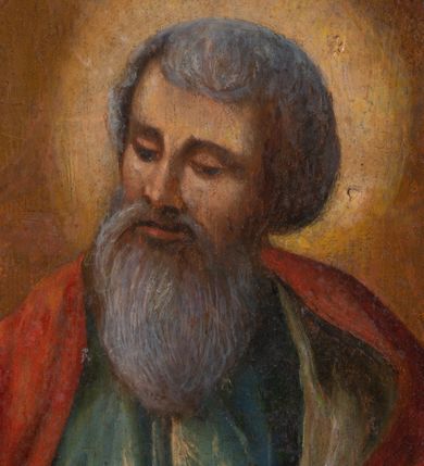 Zdjęcie nr 5: Obraz w kształcie stojącego prostokąta przedstawiający koronację Najświętszej Marii Panny. Pośrodku klęcząca Maria, z rękami skrzyżowanymi na piersiach, z głową zwróconą w lewo. Ma szeroką twarz, z małymi ustami, długim nosem i wzrokiem skierowanym ku górze. Jej długie, ciemnobrązowe włosy spływają na plecy. Ubrana jest w długą i złotą suknię z długimi rękawami oraz niebieski płaszcz z jedną połą rozwianą nad prawym ramieniem. Po prawej stronie obrazu znajduje się siedzący Bóg Ojciec, prawą ręką trzymający koronę nad głową Marii, z lewą ręką wspartą na niebieskim globie ziemskim. Twarz o rysach starszego mężczyzny, okolona długą i siwą brodą oraz krótkimi i siwymi włosami. Ubrany jest w niebieską, długą suknię oraz czerwony płaszcz z szarą podszewką. Po lewej stronie jest ukazany Chrystus w pozycji siedzącej, lewą ręką podtrzymujący koronę nad głową Marii, a w prawej dzierżący długie berło i jabłko królewskie. Twarz podłużna, okolona krótką i brązową brodą oraz długimi włosami, spływającymi na plecy. Ubrany jest w czerwony płaszcz, odsłaniający nagi tors. Bóg Ojciec i Chrystus mają wokół głów złote, koliste nimby. W dolnej części kompozycji, po prawej stronie na tle bujnych chmur znajdują się uskrzydlone główki aniołków; w górnej części obrazu gołębica Ducha Świętego z rozpostartymi szeroko skrzydłami, od której odchodzą promienie światła, a wokół niej biała, owalna aureola na tle złotego nieba. Rama drewniana, złocona. Na odwrociu napis  „RENOVATUM ANNO 1990 / STARANIEM KS(IĘDZA) PRAŁATA / BRONISŁAWA FIDELUSA / KANCLERZA KURII / RODEM Z ZEMBRZYC”.

