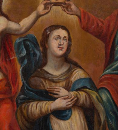 Zdjęcie nr 2: Obraz w kształcie stojącego prostokąta przedstawiający koronację Najświętszej Marii Panny. Pośrodku klęcząca Maria, z rękami skrzyżowanymi na piersiach, z głową zwróconą w lewo. Ma szeroką twarz, z małymi ustami, długim nosem i wzrokiem skierowanym ku górze. Jej długie, ciemnobrązowe włosy spływają na plecy. Ubrana jest w długą i złotą suknię z długimi rękawami oraz niebieski płaszcz z jedną połą rozwianą nad prawym ramieniem. Po prawej stronie obrazu znajduje się siedzący Bóg Ojciec, prawą ręką trzymający koronę nad głową Marii, z lewą ręką wspartą na niebieskim globie ziemskim. Twarz o rysach starszego mężczyzny, okolona długą i siwą brodą oraz krótkimi i siwymi włosami. Ubrany jest w niebieską, długą suknię oraz czerwony płaszcz z szarą podszewką. Po lewej stronie jest ukazany Chrystus w pozycji siedzącej, lewą ręką podtrzymujący koronę nad głową Marii, a w prawej dzierżący długie berło i jabłko królewskie. Twarz podłużna, okolona krótką i brązową brodą oraz długimi włosami, spływającymi na plecy. Ubrany jest w czerwony płaszcz, odsłaniający nagi tors. Bóg Ojciec i Chrystus mają wokół głów złote, koliste nimby. W dolnej części kompozycji, po prawej stronie na tle bujnych chmur znajdują się uskrzydlone główki aniołków; w górnej części obrazu gołębica Ducha Świętego z rozpostartymi szeroko skrzydłami, od której odchodzą promienie światła, a wokół niej biała, owalna aureola na tle złotego nieba. Rama drewniana, złocona. Na odwrociu napis  „RENOVATUM ANNO 1990 / STARANIEM KS(IĘDZA) PRAŁATA / BRONISŁAWA FIDELUSA / KANCLERZA KURII / RODEM Z ZEMBRZYC”.

