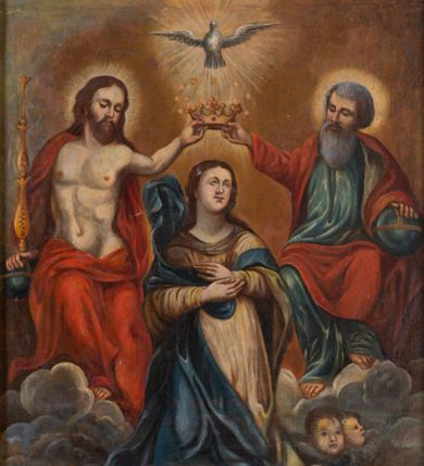 Zdjęcie nr 1: Obraz w kształcie stojącego prostokąta przedstawiający koronację Najświętszej Marii Panny. Pośrodku klęcząca Maria, z rękami skrzyżowanymi na piersiach, z głową zwróconą w lewo. Ma szeroką twarz, z małymi ustami, długim nosem i wzrokiem skierowanym ku górze. Jej długie, ciemnobrązowe włosy spływają na plecy. Ubrana jest w długą i złotą suknię z długimi rękawami oraz niebieski płaszcz z jedną połą rozwianą nad prawym ramieniem. Po prawej stronie obrazu znajduje się siedzący Bóg Ojciec, prawą ręką trzymający koronę nad głową Marii, z lewą ręką wspartą na niebieskim globie ziemskim. Twarz o rysach starszego mężczyzny, okolona długą i siwą brodą oraz krótkimi i siwymi włosami. Ubrany jest w niebieską, długą suknię oraz czerwony płaszcz z szarą podszewką. Po lewej stronie jest ukazany Chrystus w pozycji siedzącej, lewą ręką podtrzymujący koronę nad głową Marii, a w prawej dzierżący długie berło i jabłko królewskie. Twarz podłużna, okolona krótką i brązową brodą oraz długimi włosami, spływającymi na plecy. Ubrany jest w czerwony płaszcz, odsłaniający nagi tors. Bóg Ojciec i Chrystus mają wokół głów złote, koliste nimby. W dolnej części kompozycji, po prawej stronie na tle bujnych chmur znajdują się uskrzydlone główki aniołków; w górnej części obrazu gołębica Ducha Świętego z rozpostartymi szeroko skrzydłami, od której odchodzą promienie światła, a wokół niej biała, owalna aureola na tle złotego nieba. Rama drewniana, złocona. Na odwrociu napis  „RENOVATUM ANNO 1990 / STARANIEM KS(IĘDZA) PRAŁATA / BRONISŁAWA FIDELUSA / KANCLERZA KURII / RODEM Z ZEMBRZYC”.

