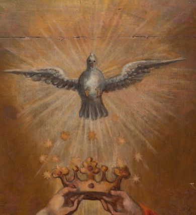 Zdjęcie nr 7: Obraz w kształcie stojącego prostokąta przedstawiający koronację Najświętszej Marii Panny. Pośrodku klęcząca Maria, z rękami skrzyżowanymi na piersiach, z głową zwróconą w lewo. Ma szeroką twarz, z małymi ustami, długim nosem i wzrokiem skierowanym ku górze. Jej długie, ciemnobrązowe włosy spływają na plecy. Ubrana jest w długą i złotą suknię z długimi rękawami oraz niebieski płaszcz z jedną połą rozwianą nad prawym ramieniem. Po prawej stronie obrazu znajduje się siedzący Bóg Ojciec, prawą ręką trzymający koronę nad głową Marii, z lewą ręką wspartą na niebieskim globie ziemskim. Twarz o rysach starszego mężczyzny, okolona długą i siwą brodą oraz krótkimi i siwymi włosami. Ubrany jest w niebieską, długą suknię oraz czerwony płaszcz z szarą podszewką. Po lewej stronie jest ukazany Chrystus w pozycji siedzącej, lewą ręką podtrzymujący koronę nad głową Marii, a w prawej dzierżący długie berło i jabłko królewskie. Twarz podłużna, okolona krótką i brązową brodą oraz długimi włosami, spływającymi na plecy. Ubrany jest w czerwony płaszcz, odsłaniający nagi tors. Bóg Ojciec i Chrystus mają wokół głów złote, koliste nimby. W dolnej części kompozycji, po prawej stronie na tle bujnych chmur znajdują się uskrzydlone główki aniołków; w górnej części obrazu gołębica Ducha Świętego z rozpostartymi szeroko skrzydłami, od której odchodzą promienie światła, a wokół niej biała, owalna aureola na tle złotego nieba. Rama drewniana, złocona. Na odwrociu napis  „RENOVATUM ANNO 1990 / STARANIEM KS(IĘDZA) PRAŁATA / BRONISŁAWA FIDELUSA / KANCLERZA KURII / RODEM Z ZEMBRZYC”.

