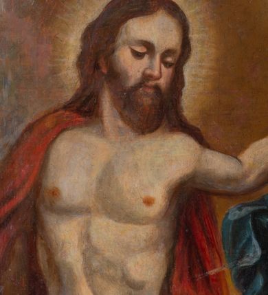 Zdjęcie nr 4: Obraz w kształcie stojącego prostokąta przedstawiający koronację Najświętszej Marii Panny. Pośrodku klęcząca Maria, z rękami skrzyżowanymi na piersiach, z głową zwróconą w lewo. Ma szeroką twarz, z małymi ustami, długim nosem i wzrokiem skierowanym ku górze. Jej długie, ciemnobrązowe włosy spływają na plecy. Ubrana jest w długą i złotą suknię z długimi rękawami oraz niebieski płaszcz z jedną połą rozwianą nad prawym ramieniem. Po prawej stronie obrazu znajduje się siedzący Bóg Ojciec, prawą ręką trzymający koronę nad głową Marii, z lewą ręką wspartą na niebieskim globie ziemskim. Twarz o rysach starszego mężczyzny, okolona długą i siwą brodą oraz krótkimi i siwymi włosami. Ubrany jest w niebieską, długą suknię oraz czerwony płaszcz z szarą podszewką. Po lewej stronie jest ukazany Chrystus w pozycji siedzącej, lewą ręką podtrzymujący koronę nad głową Marii, a w prawej dzierżący długie berło i jabłko królewskie. Twarz podłużna, okolona krótką i brązową brodą oraz długimi włosami, spływającymi na plecy. Ubrany jest w czerwony płaszcz, odsłaniający nagi tors. Bóg Ojciec i Chrystus mają wokół głów złote, koliste nimby. W dolnej części kompozycji, po prawej stronie na tle bujnych chmur znajdują się uskrzydlone główki aniołków; w górnej części obrazu gołębica Ducha Świętego z rozpostartymi szeroko skrzydłami, od której odchodzą promienie światła, a wokół niej biała, owalna aureola na tle złotego nieba. Rama drewniana, złocona. Na odwrociu napis  „RENOVATUM ANNO 1990 / STARANIEM KS(IĘDZA) PRAŁATA / BRONISŁAWA FIDELUSA / KANCLERZA KURII / RODEM Z ZEMBRZYC”.

