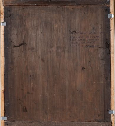 Zdjęcie nr 8: Obraz w kształcie stojącego prostokąta przedstawiający koronację Najświętszej Marii Panny. Pośrodku klęcząca Maria, z rękami skrzyżowanymi na piersiach, z głową zwróconą w lewo. Ma szeroką twarz, z małymi ustami, długim nosem i wzrokiem skierowanym ku górze. Jej długie, ciemnobrązowe włosy spływają na plecy. Ubrana jest w długą i złotą suknię z długimi rękawami oraz niebieski płaszcz z jedną połą rozwianą nad prawym ramieniem. Po prawej stronie obrazu znajduje się siedzący Bóg Ojciec, prawą ręką trzymający koronę nad głową Marii, z lewą ręką wspartą na niebieskim globie ziemskim. Twarz o rysach starszego mężczyzny, okolona długą i siwą brodą oraz krótkimi i siwymi włosami. Ubrany jest w niebieską, długą suknię oraz czerwony płaszcz z szarą podszewką. Po lewej stronie jest ukazany Chrystus w pozycji siedzącej, lewą ręką podtrzymujący koronę nad głową Marii, a w prawej dzierżący długie berło i jabłko królewskie. Twarz podłużna, okolona krótką i brązową brodą oraz długimi włosami, spływającymi na plecy. Ubrany jest w czerwony płaszcz, odsłaniający nagi tors. Bóg Ojciec i Chrystus mają wokół głów złote, koliste nimby. W dolnej części kompozycji, po prawej stronie na tle bujnych chmur znajdują się uskrzydlone główki aniołków; w górnej części obrazu gołębica Ducha Świętego z rozpostartymi szeroko skrzydłami, od której odchodzą promienie światła, a wokół niej biała, owalna aureola na tle złotego nieba. Rama drewniana, złocona. Na odwrociu napis  „RENOVATUM ANNO 1990 / STARANIEM KS(IĘDZA) PRAŁATA / BRONISŁAWA FIDELUSA / KANCLERZA KURII / RODEM Z ZEMBRZYC”.

