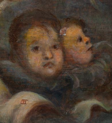 Zdjęcie nr 6: Obraz w kształcie stojącego prostokąta przedstawiający koronację Najświętszej Marii Panny. Pośrodku klęcząca Maria, z rękami skrzyżowanymi na piersiach, z głową zwróconą w lewo. Ma szeroką twarz, z małymi ustami, długim nosem i wzrokiem skierowanym ku górze. Jej długie, ciemnobrązowe włosy spływają na plecy. Ubrana jest w długą i złotą suknię z długimi rękawami oraz niebieski płaszcz z jedną połą rozwianą nad prawym ramieniem. Po prawej stronie obrazu znajduje się siedzący Bóg Ojciec, prawą ręką trzymający koronę nad głową Marii, z lewą ręką wspartą na niebieskim globie ziemskim. Twarz o rysach starszego mężczyzny, okolona długą i siwą brodą oraz krótkimi i siwymi włosami. Ubrany jest w niebieską, długą suknię oraz czerwony płaszcz z szarą podszewką. Po lewej stronie jest ukazany Chrystus w pozycji siedzącej, lewą ręką podtrzymujący koronę nad głową Marii, a w prawej dzierżący długie berło i jabłko królewskie. Twarz podłużna, okolona krótką i brązową brodą oraz długimi włosami, spływającymi na plecy. Ubrany jest w czerwony płaszcz, odsłaniający nagi tors. Bóg Ojciec i Chrystus mają wokół głów złote, koliste nimby. W dolnej części kompozycji, po prawej stronie na tle bujnych chmur znajdują się uskrzydlone główki aniołków; w górnej części obrazu gołębica Ducha Świętego z rozpostartymi szeroko skrzydłami, od której odchodzą promienie światła, a wokół niej biała, owalna aureola na tle złotego nieba. Rama drewniana, złocona. Na odwrociu napis  „RENOVATUM ANNO 1990 / STARANIEM KS(IĘDZA) PRAŁATA / BRONISŁAWA FIDELUSA / KANCLERZA KURII / RODEM Z ZEMBRZYC”.

