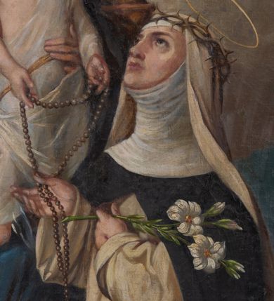 Zdjęcie nr 3: Obraz w kształcie stojącego prostokąta przedstawiający Matkę Boską Różańcową z Dzieciątkiem i świętymi dominikańskimi. W centrum kompozycji tronująca Matka Boska z Dzieciątkiem na kolanach, po bokach której klęczące postacie św. Dominika i św. Katarzyny Sieneńskiej. Matka Boska ukazana frontalnie, przechylona delikatnie w prawo z pochyloną głową, ukazaną w trzech czwartych, prawą ręką opuszczoną wzdłuż ciała podaje różaniec św. Dominikowi, lewą podtrzymuje Dzieciątko. Twarz o delikatnym rysach z długim i wąskim nosem oraz drobnymi ustami, głowa okolona ciemnobrązowymi, długimi włosami z przedziałkiem na środku. Maria jest ubrana w czerwoną suknię oraz niebieski płaszcz, ułożony na kolanach, zdobiony na brzegach złocona bordiurą. Głowa ujęta nimbem z jedenastu gwiazd,  a na niej założona otwarta korona. Dzieciątko ukazane frontalnie, w postawi stojącej, rączkami przekazujące różaniec św. Katarzynie Sieneńskiej. Twarz okrągła z wąskim nosem, małymi ustami i silnie zarumienionymi policzkami. Głowa okolona jasnymi, krótkimi włosami, wokół niej nimb krzyżowy wpisany w okrąg. Dzieciątko ubrane w biała tkaninę, odsłaniającą prawe ramię. Po lewej stronie obrazu św. Dominik ukazany z prawego profilu, w pozycji klęczącej, lewą ręką sięga po różaniec, prawą,  w której trzyma gałązkę białej lilii wyciąga przed siebie. Głowa zwrócona do góry, z tonsurą, nad nią mały i okrągły nimb. Twarz szczupła o śniadej karnacji, okolona zarostem, prosty nos, głęboko osadzone oczy patrzące w górę. Święty ubrany jest w biały habit oraz czarny płaszcz dominikański. Święta Katarzyna zwrócona w trzech czwartych w prawo, w pozycji klęczącej, z głową uniesioną do góry, prawą ręką odbiera różaniec, w lewej trzyma gałązkę białej lilii. Twarz z zaróżowionymi policzkami, szczupła, o ciemnobrązowych oczach uniesionych ku górze, prostym nosie, różowych ustach i wydatnym podbródku. Święta ubrana jest w habit i płaszcz dominikański; z podwiką i welonem; z koroną cierniową na głowie, nad nią złoty i okrągły nimb. W dolnej części obrazu posadzka, u stóp Marii wianek z różowych róż, w górze pochmurne niebo i uskrzydlone główki aniołków. W prawym dolnym narożu, sygnatura zasłonięta ramą „M. Sz.[?]”. Na odwrociu napis „RENOVATUM ANNO 1990 / STARANIEM KS(IĘDZA) PRAŁATA / BRONISŁAWA FIDELUSA / KANCLERZA KURII / RODEM Z ZEMBRZYC”. Rama drewniana, profilowana i złocona.
