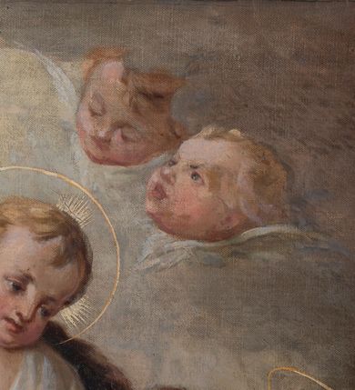 Zdjęcie nr 6: Obraz w kształcie stojącego prostokąta przedstawiający Matkę Boską Różańcową z Dzieciątkiem i świętymi dominikańskimi. W centrum kompozycji tronująca Matka Boska z Dzieciątkiem na kolanach, po bokach której klęczące postacie św. Dominika i św. Katarzyny Sieneńskiej. Matka Boska ukazana frontalnie, przechylona delikatnie w prawo z pochyloną głową, ukazaną w trzech czwartych, prawą ręką opuszczoną wzdłuż ciała podaje różaniec św. Dominikowi, lewą podtrzymuje Dzieciątko. Twarz o delikatnym rysach z długim i wąskim nosem oraz drobnymi ustami, głowa okolona ciemnobrązowymi, długimi włosami z przedziałkiem na środku. Maria jest ubrana w czerwoną suknię oraz niebieski płaszcz, ułożony na kolanach, zdobiony na brzegach złocona bordiurą. Głowa ujęta nimbem z jedenastu gwiazd,  a na niej założona otwarta korona. Dzieciątko ukazane frontalnie, w postawi stojącej, rączkami przekazujące różaniec św. Katarzynie Sieneńskiej. Twarz okrągła z wąskim nosem, małymi ustami i silnie zarumienionymi policzkami. Głowa okolona jasnymi, krótkimi włosami, wokół niej nimb krzyżowy wpisany w okrąg. Dzieciątko ubrane w biała tkaninę, odsłaniającą prawe ramię. Po lewej stronie obrazu św. Dominik ukazany z prawego profilu, w pozycji klęczącej, lewą ręką sięga po różaniec, prawą,  w której trzyma gałązkę białej lilii wyciąga przed siebie. Głowa zwrócona do góry, z tonsurą, nad nią mały i okrągły nimb. Twarz szczupła o śniadej karnacji, okolona zarostem, prosty nos, głęboko osadzone oczy patrzące w górę. Święty ubrany jest w biały habit oraz czarny płaszcz dominikański. Święta Katarzyna zwrócona w trzech czwartych w prawo, w pozycji klęczącej, z głową uniesioną do góry, prawą ręką odbiera różaniec, w lewej trzyma gałązkę białej lilii. Twarz z zaróżowionymi policzkami, szczupła, o ciemnobrązowych oczach uniesionych ku górze, prostym nosie, różowych ustach i wydatnym podbródku. Święta ubrana jest w habit i płaszcz dominikański; z podwiką i welonem; z koroną cierniową na głowie, nad nią złoty i okrągły nimb. W dolnej części obrazu posadzka, u stóp Marii wianek z różowych róż, w górze pochmurne niebo i uskrzydlone główki aniołków. W prawym dolnym narożu, sygnatura zasłonięta ramą „M. Sz.[?]”. Na odwrociu napis „RENOVATUM ANNO 1990 / STARANIEM KS(IĘDZA) PRAŁATA / BRONISŁAWA FIDELUSA / KANCLERZA KURII / RODEM Z ZEMBRZYC”. Rama drewniana, profilowana i złocona.
