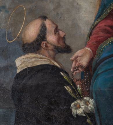 Zdjęcie nr 9: Obraz w kształcie stojącego prostokąta przedstawiający Matkę Boską Różańcową z Dzieciątkiem i świętymi dominikańskimi. W centrum kompozycji tronująca Matka Boska z Dzieciątkiem na kolanach, po bokach której klęczące postacie św. Dominika i św. Katarzyny Sieneńskiej. Matka Boska ukazana frontalnie, przechylona delikatnie w prawo z pochyloną głową, ukazaną w trzech czwartych, prawą ręką opuszczoną wzdłuż ciała podaje różaniec św. Dominikowi, lewą podtrzymuje Dzieciątko. Twarz o delikatnym rysach z długim i wąskim nosem oraz drobnymi ustami, głowa okolona ciemnobrązowymi, długimi włosami z przedziałkiem na środku. Maria jest ubrana w czerwoną suknię oraz niebieski płaszcz, ułożony na kolanach, zdobiony na brzegach złocona bordiurą. Głowa ujęta nimbem z jedenastu gwiazd,  a na niej założona otwarta korona. Dzieciątko ukazane frontalnie, w postawi stojącej, rączkami przekazujące różaniec św. Katarzynie Sieneńskiej. Twarz okrągła z wąskim nosem, małymi ustami i silnie zarumienionymi policzkami. Głowa okolona jasnymi, krótkimi włosami, wokół niej nimb krzyżowy wpisany w okrąg. Dzieciątko ubrane w biała tkaninę, odsłaniającą prawe ramię. Po lewej stronie obrazu św. Dominik ukazany z prawego profilu, w pozycji klęczącej, lewą ręką sięga po różaniec, prawą,  w której trzyma gałązkę białej lilii wyciąga przed siebie. Głowa zwrócona do góry, z tonsurą, nad nią mały i okrągły nimb. Twarz szczupła o śniadej karnacji, okolona zarostem, prosty nos, głęboko osadzone oczy patrzące w górę. Święty ubrany jest w biały habit oraz czarny płaszcz dominikański. Święta Katarzyna zwrócona w trzech czwartych w prawo, w pozycji klęczącej, z głową uniesioną do góry, prawą ręką odbiera różaniec, w lewej trzyma gałązkę białej lilii. Twarz z zaróżowionymi policzkami, szczupła, o ciemnobrązowych oczach uniesionych ku górze, prostym nosie, różowych ustach i wydatnym podbródku. Święta ubrana jest w habit i płaszcz dominikański; z podwiką i welonem; z koroną cierniową na głowie, nad nią złoty i okrągły nimb. W dolnej części obrazu posadzka, u stóp Marii wianek z różowych róż, w górze pochmurne niebo i uskrzydlone główki aniołków. W prawym dolnym narożu, sygnatura zasłonięta ramą „M. Sz.[?]”. Na odwrociu napis „RENOVATUM ANNO 1990 / STARANIEM KS(IĘDZA) PRAŁATA / BRONISŁAWA FIDELUSA / KANCLERZA KURII / RODEM Z ZEMBRZYC”. Rama drewniana, profilowana i złocona.
