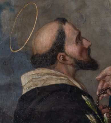 Zdjęcie nr 8: Obraz w kształcie stojącego prostokąta przedstawiający Matkę Boską Różańcową z Dzieciątkiem i świętymi dominikańskimi. W centrum kompozycji tronująca Matka Boska z Dzieciątkiem na kolanach, po bokach której klęczące postacie św. Dominika i św. Katarzyny Sieneńskiej. Matka Boska ukazana frontalnie, przechylona delikatnie w prawo z pochyloną głową, ukazaną w trzech czwartych, prawą ręką opuszczoną wzdłuż ciała podaje różaniec św. Dominikowi, lewą podtrzymuje Dzieciątko. Twarz o delikatnym rysach z długim i wąskim nosem oraz drobnymi ustami, głowa okolona ciemnobrązowymi, długimi włosami z przedziałkiem na środku. Maria jest ubrana w czerwoną suknię oraz niebieski płaszcz, ułożony na kolanach, zdobiony na brzegach złocona bordiurą. Głowa ujęta nimbem z jedenastu gwiazd,  a na niej założona otwarta korona. Dzieciątko ukazane frontalnie, w postawi stojącej, rączkami przekazujące różaniec św. Katarzynie Sieneńskiej. Twarz okrągła z wąskim nosem, małymi ustami i silnie zarumienionymi policzkami. Głowa okolona jasnymi, krótkimi włosami, wokół niej nimb krzyżowy wpisany w okrąg. Dzieciątko ubrane w biała tkaninę, odsłaniającą prawe ramię. Po lewej stronie obrazu św. Dominik ukazany z prawego profilu, w pozycji klęczącej, lewą ręką sięga po różaniec, prawą,  w której trzyma gałązkę białej lilii wyciąga przed siebie. Głowa zwrócona do góry, z tonsurą, nad nią mały i okrągły nimb. Twarz szczupła o śniadej karnacji, okolona zarostem, prosty nos, głęboko osadzone oczy patrzące w górę. Święty ubrany jest w biały habit oraz czarny płaszcz dominikański. Święta Katarzyna zwrócona w trzech czwartych w prawo, w pozycji klęczącej, z głową uniesioną do góry, prawą ręką odbiera różaniec, w lewej trzyma gałązkę białej lilii. Twarz z zaróżowionymi policzkami, szczupła, o ciemnobrązowych oczach uniesionych ku górze, prostym nosie, różowych ustach i wydatnym podbródku. Święta ubrana jest w habit i płaszcz dominikański; z podwiką i welonem; z koroną cierniową na głowie, nad nią złoty i okrągły nimb. W dolnej części obrazu posadzka, u stóp Marii wianek z różowych róż, w górze pochmurne niebo i uskrzydlone główki aniołków. W prawym dolnym narożu, sygnatura zasłonięta ramą „M. Sz.[?]”. Na odwrociu napis „RENOVATUM ANNO 1990 / STARANIEM KS(IĘDZA) PRAŁATA / BRONISŁAWA FIDELUSA / KANCLERZA KURII / RODEM Z ZEMBRZYC”. Rama drewniana, profilowana i złocona.
