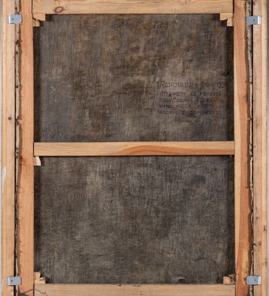 Zdjęcie nr 16: Obraz w kształcie stojącego prostokąta przedstawiający Matkę Boską Różańcową z Dzieciątkiem i świętymi dominikańskimi. W centrum kompozycji tronująca Matka Boska z Dzieciątkiem na kolanach, po bokach której klęczące postacie św. Dominika i św. Katarzyny Sieneńskiej. Matka Boska ukazana frontalnie, przechylona delikatnie w prawo z pochyloną głową, ukazaną w trzech czwartych, prawą ręką opuszczoną wzdłuż ciała podaje różaniec św. Dominikowi, lewą podtrzymuje Dzieciątko. Twarz o delikatnym rysach z długim i wąskim nosem oraz drobnymi ustami, głowa okolona ciemnobrązowymi, długimi włosami z przedziałkiem na środku. Maria jest ubrana w czerwoną suknię oraz niebieski płaszcz, ułożony na kolanach, zdobiony na brzegach złocona bordiurą. Głowa ujęta nimbem z jedenastu gwiazd,  a na niej założona otwarta korona. Dzieciątko ukazane frontalnie, w postawi stojącej, rączkami przekazujące różaniec św. Katarzynie Sieneńskiej. Twarz okrągła z wąskim nosem, małymi ustami i silnie zarumienionymi policzkami. Głowa okolona jasnymi, krótkimi włosami, wokół niej nimb krzyżowy wpisany w okrąg. Dzieciątko ubrane w biała tkaninę, odsłaniającą prawe ramię. Po lewej stronie obrazu św. Dominik ukazany z prawego profilu, w pozycji klęczącej, lewą ręką sięga po różaniec, prawą,  w której trzyma gałązkę białej lilii wyciąga przed siebie. Głowa zwrócona do góry, z tonsurą, nad nią mały i okrągły nimb. Twarz szczupła o śniadej karnacji, okolona zarostem, prosty nos, głęboko osadzone oczy patrzące w górę. Święty ubrany jest w biały habit oraz czarny płaszcz dominikański. Święta Katarzyna zwrócona w trzech czwartych w prawo, w pozycji klęczącej, z głową uniesioną do góry, prawą ręką odbiera różaniec, w lewej trzyma gałązkę białej lilii. Twarz z zaróżowionymi policzkami, szczupła, o ciemnobrązowych oczach uniesionych ku górze, prostym nosie, różowych ustach i wydatnym podbródku. Święta ubrana jest w habit i płaszcz dominikański; z podwiką i welonem; z koroną cierniową na głowie, nad nią złoty i okrągły nimb. W dolnej części obrazu posadzka, u stóp Marii wianek z różowych róż, w górze pochmurne niebo i uskrzydlone główki aniołków. W prawym dolnym narożu, sygnatura zasłonięta ramą „M. Sz.[?]”. Na odwrociu napis „RENOVATUM ANNO 1990 / STARANIEM KS(IĘDZA) PRAŁATA / BRONISŁAWA FIDELUSA / KANCLERZA KURII / RODEM Z ZEMBRZYC”. Rama drewniana, profilowana i złocona.
