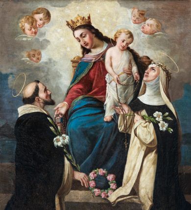 Zdjęcie nr 1: Obraz w kształcie stojącego prostokąta przedstawiający Matkę Boską Różańcową z Dzieciątkiem i świętymi dominikańskimi. W centrum kompozycji tronująca Matka Boska z Dzieciątkiem na kolanach, po bokach której klęczące postacie św. Dominika i św. Katarzyny Sieneńskiej. Matka Boska ukazana frontalnie, przechylona delikatnie w prawo z pochyloną głową, ukazaną w trzech czwartych, prawą ręką opuszczoną wzdłuż ciała podaje różaniec św. Dominikowi, lewą podtrzymuje Dzieciątko. Twarz o delikatnym rysach z długim i wąskim nosem oraz drobnymi ustami, głowa okolona ciemnobrązowymi, długimi włosami z przedziałkiem na środku. Maria jest ubrana w czerwoną suknię oraz niebieski płaszcz, ułożony na kolanach, zdobiony na brzegach złocona bordiurą. Głowa ujęta nimbem z jedenastu gwiazd,  a na niej założona otwarta korona. Dzieciątko ukazane frontalnie, w postawi stojącej, rączkami przekazujące różaniec św. Katarzynie Sieneńskiej. Twarz okrągła z wąskim nosem, małymi ustami i silnie zarumienionymi policzkami. Głowa okolona jasnymi, krótkimi włosami, wokół niej nimb krzyżowy wpisany w okrąg. Dzieciątko ubrane w biała tkaninę, odsłaniającą prawe ramię. Po lewej stronie obrazu św. Dominik ukazany z prawego profilu, w pozycji klęczącej, lewą ręką sięga po różaniec, prawą,  w której trzyma gałązkę białej lilii wyciąga przed siebie. Głowa zwrócona do góry, z tonsurą, nad nią mały i okrągły nimb. Twarz szczupła o śniadej karnacji, okolona zarostem, prosty nos, głęboko osadzone oczy patrzące w górę. Święty ubrany jest w biały habit oraz czarny płaszcz dominikański. Święta Katarzyna zwrócona w trzech czwartych w prawo, w pozycji klęczącej, z głową uniesioną do góry, prawą ręką odbiera różaniec, w lewej trzyma gałązkę białej lilii. Twarz z zaróżowionymi policzkami, szczupła, o ciemnobrązowych oczach uniesionych ku górze, prostym nosie, różowych ustach i wydatnym podbródku. Święta ubrana jest w habit i płaszcz dominikański; z podwiką i welonem; z koroną cierniową na głowie, nad nią złoty i okrągły nimb. W dolnej części obrazu posadzka, u stóp Marii wianek z różowych róż, w górze pochmurne niebo i uskrzydlone główki aniołków. W prawym dolnym narożu, sygnatura zasłonięta ramą „M. Sz.[?]”. Na odwrociu napis „RENOVATUM ANNO 1990 / STARANIEM KS(IĘDZA) PRAŁATA / BRONISŁAWA FIDELUSA / KANCLERZA KURII / RODEM Z ZEMBRZYC”. Rama drewniana, profilowana i złocona.
