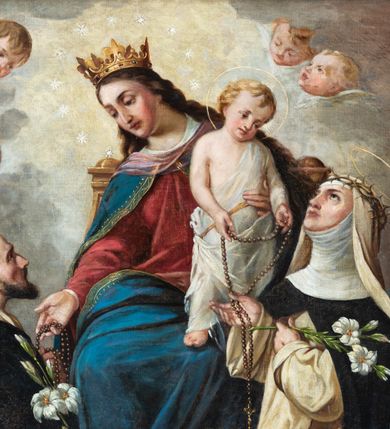 Zdjęcie nr 15: Obraz w kształcie stojącego prostokąta przedstawiający Matkę Boską Różańcową z Dzieciątkiem i świętymi dominikańskimi. W centrum kompozycji tronująca Matka Boska z Dzieciątkiem na kolanach, po bokach której klęczące postacie św. Dominika i św. Katarzyny Sieneńskiej. Matka Boska ukazana frontalnie, przechylona delikatnie w prawo z pochyloną głową, ukazaną w trzech czwartych, prawą ręką opuszczoną wzdłuż ciała podaje różaniec św. Dominikowi, lewą podtrzymuje Dzieciątko. Twarz o delikatnym rysach z długim i wąskim nosem oraz drobnymi ustami, głowa okolona ciemnobrązowymi, długimi włosami z przedziałkiem na środku. Maria jest ubrana w czerwoną suknię oraz niebieski płaszcz, ułożony na kolanach, zdobiony na brzegach złocona bordiurą. Głowa ujęta nimbem z jedenastu gwiazd,  a na niej założona otwarta korona. Dzieciątko ukazane frontalnie, w postawi stojącej, rączkami przekazujące różaniec św. Katarzynie Sieneńskiej. Twarz okrągła z wąskim nosem, małymi ustami i silnie zarumienionymi policzkami. Głowa okolona jasnymi, krótkimi włosami, wokół niej nimb krzyżowy wpisany w okrąg. Dzieciątko ubrane w biała tkaninę, odsłaniającą prawe ramię. Po lewej stronie obrazu św. Dominik ukazany z prawego profilu, w pozycji klęczącej, lewą ręką sięga po różaniec, prawą,  w której trzyma gałązkę białej lilii wyciąga przed siebie. Głowa zwrócona do góry, z tonsurą, nad nią mały i okrągły nimb. Twarz szczupła o śniadej karnacji, okolona zarostem, prosty nos, głęboko osadzone oczy patrzące w górę. Święty ubrany jest w biały habit oraz czarny płaszcz dominikański. Święta Katarzyna zwrócona w trzech czwartych w prawo, w pozycji klęczącej, z głową uniesioną do góry, prawą ręką odbiera różaniec, w lewej trzyma gałązkę białej lilii. Twarz z zaróżowionymi policzkami, szczupła, o ciemnobrązowych oczach uniesionych ku górze, prostym nosie, różowych ustach i wydatnym podbródku. Święta ubrana jest w habit i płaszcz dominikański; z podwiką i welonem; z koroną cierniową na głowie, nad nią złoty i okrągły nimb. W dolnej części obrazu posadzka, u stóp Marii wianek z różowych róż, w górze pochmurne niebo i uskrzydlone główki aniołków. W prawym dolnym narożu, sygnatura zasłonięta ramą „M. Sz.[?]”. Na odwrociu napis „RENOVATUM ANNO 1990 / STARANIEM KS(IĘDZA) PRAŁATA / BRONISŁAWA FIDELUSA / KANCLERZA KURII / RODEM Z ZEMBRZYC”. Rama drewniana, profilowana i złocona.
