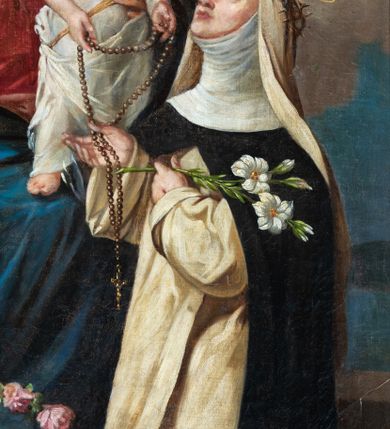 Zdjęcie nr 14: Obraz w kształcie stojącego prostokąta przedstawiający Matkę Boską Różańcową z Dzieciątkiem i świętymi dominikańskimi. W centrum kompozycji tronująca Matka Boska z Dzieciątkiem na kolanach, po bokach której klęczące postacie św. Dominika i św. Katarzyny Sieneńskiej. Matka Boska ukazana frontalnie, przechylona delikatnie w prawo z pochyloną głową, ukazaną w trzech czwartych, prawą ręką opuszczoną wzdłuż ciała podaje różaniec św. Dominikowi, lewą podtrzymuje Dzieciątko. Twarz o delikatnym rysach z długim i wąskim nosem oraz drobnymi ustami, głowa okolona ciemnobrązowymi, długimi włosami z przedziałkiem na środku. Maria jest ubrana w czerwoną suknię oraz niebieski płaszcz, ułożony na kolanach, zdobiony na brzegach złocona bordiurą. Głowa ujęta nimbem z jedenastu gwiazd,  a na niej założona otwarta korona. Dzieciątko ukazane frontalnie, w postawi stojącej, rączkami przekazujące różaniec św. Katarzynie Sieneńskiej. Twarz okrągła z wąskim nosem, małymi ustami i silnie zarumienionymi policzkami. Głowa okolona jasnymi, krótkimi włosami, wokół niej nimb krzyżowy wpisany w okrąg. Dzieciątko ubrane w biała tkaninę, odsłaniającą prawe ramię. Po lewej stronie obrazu św. Dominik ukazany z prawego profilu, w pozycji klęczącej, lewą ręką sięga po różaniec, prawą,  w której trzyma gałązkę białej lilii wyciąga przed siebie. Głowa zwrócona do góry, z tonsurą, nad nią mały i okrągły nimb. Twarz szczupła o śniadej karnacji, okolona zarostem, prosty nos, głęboko osadzone oczy patrzące w górę. Święty ubrany jest w biały habit oraz czarny płaszcz dominikański. Święta Katarzyna zwrócona w trzech czwartych w prawo, w pozycji klęczącej, z głową uniesioną do góry, prawą ręką odbiera różaniec, w lewej trzyma gałązkę białej lilii. Twarz z zaróżowionymi policzkami, szczupła, o ciemnobrązowych oczach uniesionych ku górze, prostym nosie, różowych ustach i wydatnym podbródku. Święta ubrana jest w habit i płaszcz dominikański; z podwiką i welonem; z koroną cierniową na głowie, nad nią złoty i okrągły nimb. W dolnej części obrazu posadzka, u stóp Marii wianek z różowych róż, w górze pochmurne niebo i uskrzydlone główki aniołków. W prawym dolnym narożu, sygnatura zasłonięta ramą „M. Sz.[?]”. Na odwrociu napis „RENOVATUM ANNO 1990 / STARANIEM KS(IĘDZA) PRAŁATA / BRONISŁAWA FIDELUSA / KANCLERZA KURII / RODEM Z ZEMBRZYC”. Rama drewniana, profilowana i złocona.
