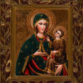 Zdjęcie nr 1: Obraz w kształcie stojącego prostokąta. W centrum kompozycji Matka Boska w typie Hodegetrii ukazana w półpostaci, frontalnie z Dzieciątkiem Jezus na lewym reku, prawą na nie wskazująca. Twarz Marii pociągła, z długim nosem, małymi ustami, ciemnobrązowymi oczami o ciemnej karnacji z zarumienionymi policzkami. Matka Boska ubrana jest w czerwoną suknię ze złotą lamówką przy szyi oraz niebieski płaszcz z motywami kwiatowymi i złotą lamówką na brzegu, zarzucony na ramiona i głowę, zawiązany na piersi wstążką w kokardkę. Dzieciątko ukazane w całej postaci, zwrócone trzy czwarte w prawo, lewą ręką podtrzymuje złotą księgę, prawą unosi na wysokości piersi w geście błogosławieństwa. Twarz okrągła z długim nosem, wąskimi ustami, półprzymkniętymi oczami, okolona krótkimi i brązowymi włosami. Jezus ubrany jest w szarą suknię z długimi rękawami, zdobioną żółto-niebieskim ornamentem kwiatowym oraz złote sandały. Głowy obu postaci ujmują złocone promieniste nimby, otoczone złotym okręgiem. Na głowie Marii i Dzieciątka złote korony: korona Dzieciątka zamknięta, korona Marii widoczna do połowy. Tło złote, ryte w ornamenty roślinne. Rama podwójna: wewnętrzna złocona i profilowana, a zewnętrzna ozdobiona rzeźbioną dekoracją roślinną na czerwonym tle, na brzegach złocona i profilowana.