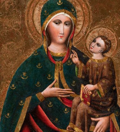 Zdjęcie nr 4: Obraz w kształcie stojącego prostokąta. W centrum kompozycji Matka Boska w typie Hodegetrii ukazana w półpostaci, frontalnie z Dzieciątkiem Jezus na lewym reku, prawą na nie wskazująca. Twarz Marii pociągła, z długim nosem, małymi ustami, ciemnobrązowymi oczami o ciemnej karnacji z zarumienionymi policzkami. Matka Boska ubrana jest w czerwoną suknię ze złotą lamówką przy szyi oraz niebieski płaszcz z motywami kwiatowymi i złotą lamówką na brzegu, zarzucony na ramiona i głowę, zawiązany na piersi wstążką w kokardkę. Dzieciątko ukazane w całej postaci, zwrócone trzy czwarte w prawo, lewą ręką podtrzymuje złotą księgę, prawą unosi na wysokości piersi w geście błogosławieństwa. Twarz okrągła z długim nosem, wąskimi ustami, półprzymkniętymi oczami, okolona krótkimi i brązowymi włosami. Jezus ubrany jest w szarą suknię z długimi rękawami, zdobioną żółto-niebieskim ornamentem kwiatowym oraz złote sandały. Głowy obu postaci ujmują złocone promieniste nimby, otoczone złotym okręgiem. Na głowie Marii i Dzieciątka złote korony: korona Dzieciątka zamknięta, korona Marii widoczna do połowy. Tło złote, ryte w ornamenty roślinne. Rama podwójna: wewnętrzna złocona i profilowana, a zewnętrzna ozdobiona rzeźbioną dekoracją roślinną na czerwonym tle, na brzegach złocona i profilowana.