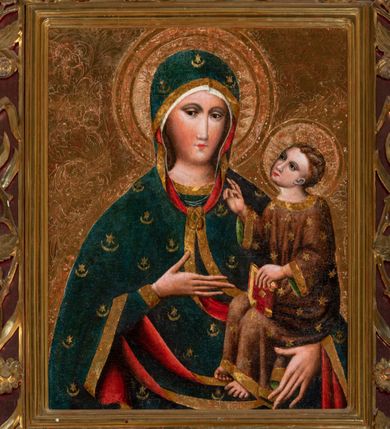 Zdjęcie nr 3: Obraz w kształcie stojącego prostokąta. W centrum kompozycji Matka Boska w typie Hodegetrii ukazana w półpostaci, frontalnie z Dzieciątkiem Jezus na lewym reku, prawą na nie wskazująca. Twarz Marii pociągła, z długim nosem, małymi ustami, ciemnobrązowymi oczami o ciemnej karnacji z zarumienionymi policzkami. Matka Boska ubrana jest w czerwoną suknię ze złotą lamówką przy szyi oraz niebieski płaszcz z motywami kwiatowymi i złotą lamówką na brzegu, zarzucony na ramiona i głowę, zawiązany na piersi wstążką w kokardkę. Dzieciątko ukazane w całej postaci, zwrócone trzy czwarte w prawo, lewą ręką podtrzymuje złotą księgę, prawą unosi na wysokości piersi w geście błogosławieństwa. Twarz okrągła z długim nosem, wąskimi ustami, półprzymkniętymi oczami, okolona krótkimi i brązowymi włosami. Jezus ubrany jest w szarą suknię z długimi rękawami, zdobioną żółto-niebieskim ornamentem kwiatowym oraz złote sandały. Głowy obu postaci ujmują złocone promieniste nimby, otoczone złotym okręgiem. Na głowie Marii i Dzieciątka złote korony: korona Dzieciątka zamknięta, korona Marii widoczna do połowy. Tło złote, ryte w ornamenty roślinne. Rama podwójna: wewnętrzna złocona i profilowana, a zewnętrzna ozdobiona rzeźbioną dekoracją roślinną na czerwonym tle, na brzegach złocona i profilowana.