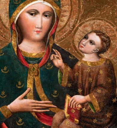 Zdjęcie nr 6: Obraz w kształcie stojącego prostokąta. W centrum kompozycji Matka Boska w typie Hodegetrii ukazana w półpostaci, frontalnie z Dzieciątkiem Jezus na lewym reku, prawą na nie wskazująca. Twarz Marii pociągła, z długim nosem, małymi ustami, ciemnobrązowymi oczami o ciemnej karnacji z zarumienionymi policzkami. Matka Boska ubrana jest w czerwoną suknię ze złotą lamówką przy szyi oraz niebieski płaszcz z motywami kwiatowymi i złotą lamówką na brzegu, zarzucony na ramiona i głowę, zawiązany na piersi wstążką w kokardkę. Dzieciątko ukazane w całej postaci, zwrócone trzy czwarte w prawo, lewą ręką podtrzymuje złotą księgę, prawą unosi na wysokości piersi w geście błogosławieństwa. Twarz okrągła z długim nosem, wąskimi ustami, półprzymkniętymi oczami, okolona krótkimi i brązowymi włosami. Jezus ubrany jest w szarą suknię z długimi rękawami, zdobioną żółto-niebieskim ornamentem kwiatowym oraz złote sandały. Głowy obu postaci ujmują złocone promieniste nimby, otoczone złotym okręgiem. Na głowie Marii i Dzieciątka złote korony: korona Dzieciątka zamknięta, korona Marii widoczna do połowy. Tło złote, ryte w ornamenty roślinne. Rama podwójna: wewnętrzna złocona i profilowana, a zewnętrzna ozdobiona rzeźbioną dekoracją roślinną na czerwonym tle, na brzegach złocona i profilowana.