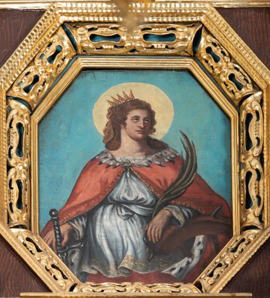 Zdjęcie nr 14: Ołtarz architektoniczny, dwukondygnacyjny, jednoosiowy ze zwieńczeniem. Mensa prostopadłościenna, antepedium w kształcie leżącego prostokąta, flankowane dwoma kanelowanymi pilastrami. W polu, w złoconej ramie dwie połączone płyciny w kształcie stojącego prostokąta wypełnione symetryczną dekoracją z akantu na błękitnym tle. Tabernakulum w formie prostopadłościennej, marmurowej skrzynki, zamknięte od góry prostym, złoconym gzymsem. Ścianka frontowa i drzwiczki obwiedzione złoconymi listwami, w polu łaciński krzyż. Cokół nastawy ustawiony na jednym stopniu, pośrodku zdobiony płyciną w kształcie leżącego prostokąta o zaokrąglonych krótszych bokach, imposty dekorowane mniejszymi płycinami wypełnionymi dekoracją roślinną. Pierwsza kondygnacja ujęta parą kolumn dźwigających przerwane belkowanie z przyczółkami, po bokach dodatkowo flankowana uszami wykończonymi ornamentem małżowinowo-chrząstkowym. W polu głównym obraz Matki Boskiej Szkaplerznej oraz św. Józefa z Dzieciątkiem i ze św. Janem Chrzcicielem na zasuwie, nad nimi para, małych uskrzydlonych aniołków. Po bokach nastawy dwie rzeźby: po prawej św. Katarzyna Aleksandryjska, a po lewej św. Barbara. Na przyczółkach usadzone dwie rzeźby aniołów z rozłożonymi szeroko rękami. Kolumny ustawione na tle prostokątnych płycin, z bazami, trzony gładkie, kapitele kompozytowe. Druga kondygnacja flankowana parą kolumn podtrzymujących wyłamane belkowanie. W polu, w ramie o kształcie stojącego prostokąta o ściętych narożach obraz św. Katarzyny Aleksandryjskiej. W zwieńczeniu promienista gloria z monogramem Marii na błękitnym tle, obwiedzionym wieńcem z obłoków. Struktura malowana w kolorze naturalnego drewna, ornamentyka złocona, detale srebrzone i błękitne.

