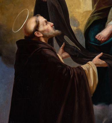 Zdjęcie nr 10: Ołtarz architektoniczny, dwukondygnacyjny, jednoosiowy ze zwieńczeniem. Mensa prostopadłościenna, antepedium w kształcie leżącego prostokąta, flankowane dwoma kanelowanymi pilastrami. W polu, w złoconej ramie dwie połączone płyciny w kształcie stojącego prostokąta wypełnione symetryczną dekoracją z akantu na błękitnym tle. Tabernakulum w formie prostopadłościennej, marmurowej skrzynki, zamknięte od góry prostym, złoconym gzymsem. Ścianka frontowa i drzwiczki obwiedzione złoconymi listwami, w polu łaciński krzyż. Cokół nastawy ustawiony na jednym stopniu, pośrodku zdobiony płyciną w kształcie leżącego prostokąta o zaokrąglonych krótszych bokach, imposty dekorowane mniejszymi płycinami wypełnionymi dekoracją roślinną. Pierwsza kondygnacja ujęta parą kolumn dźwigających przerwane belkowanie z przyczółkami, po bokach dodatkowo flankowana uszami wykończonymi ornamentem małżowinowo-chrząstkowym. W polu głównym obraz Matki Boskiej Szkaplerznej oraz św. Józefa z Dzieciątkiem i ze św. Janem Chrzcicielem na zasuwie, nad nimi para, małych uskrzydlonych aniołków. Po bokach nastawy dwie rzeźby: po prawej św. Katarzyna Aleksandryjska, a po lewej św. Barbara. Na przyczółkach usadzone dwie rzeźby aniołów z rozłożonymi szeroko rękami. Kolumny ustawione na tle prostokątnych płycin, z bazami, trzony gładkie, kapitele kompozytowe. Druga kondygnacja flankowana parą kolumn podtrzymujących wyłamane belkowanie. W polu, w ramie o kształcie stojącego prostokąta o ściętych narożach obraz św. Katarzyny Aleksandryjskiej. W zwieńczeniu promienista gloria z monogramem Marii na błękitnym tle, obwiedzionym wieńcem z obłoków. Struktura malowana w kolorze naturalnego drewna, ornamentyka złocona, detale srebrzone i błękitne.

