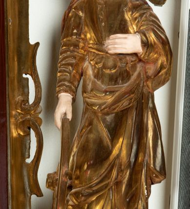 Zdjęcie nr 36: Ołtarz architektoniczny, dwukondygnacyjny, jednoosiowy ze zwieńczeniem. Mensa prostopadłościenna, antepedium w kształcie leżącego prostokąta, flankowane dwoma kanelowanymi pilastrami. W polu, w złoconej ramie dwie połączone płyciny w kształcie stojącego prostokąta wypełnione symetryczną dekoracją z akantu na błękitnym tle. Tabernakulum w formie prostopadłościennej, marmurowej skrzynki, zamknięte od góry prostym, złoconym gzymsem. Ścianka frontowa i drzwiczki obwiedzione złoconymi listwami, w polu łaciński krzyż. Cokół nastawy ustawiony na jednym stopniu, pośrodku zdobiony płyciną w kształcie leżącego prostokąta o zaokrąglonych krótszych bokach, imposty dekorowane mniejszymi płycinami wypełnionymi dekoracją roślinną. Pierwsza kondygnacja ujęta parą kolumn dźwigających przerwane belkowanie z przyczółkami, po bokach dodatkowo flankowana uszami wykończonymi ornamentem małżowinowo-chrząstkowym. W polu głównym obraz Matki Boskiej Szkaplerznej oraz św. Józefa z Dzieciątkiem i ze św. Janem Chrzcicielem na zasuwie, nad nimi para, małych uskrzydlonych aniołków. Po bokach nastawy dwie rzeźby: po prawej św. Katarzyna Aleksandryjska, a po lewej św. Barbara. Na przyczółkach usadzone dwie rzeźby aniołów z rozłożonymi szeroko rękami. Kolumny ustawione na tle prostokątnych płycin, z bazami, trzony gładkie, kapitele kompozytowe. Druga kondygnacja flankowana parą kolumn podtrzymujących wyłamane belkowanie. W polu, w ramie o kształcie stojącego prostokąta o ściętych narożach obraz św. Katarzyny Aleksandryjskiej. W zwieńczeniu promienista gloria z monogramem Marii na błękitnym tle, obwiedzionym wieńcem z obłoków. Struktura malowana w kolorze naturalnego drewna, ornamentyka złocona, detale srebrzone i błękitne.

