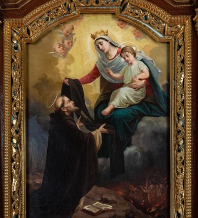 Zdjęcie nr 3: Ołtarz architektoniczny, dwukondygnacyjny, jednoosiowy ze zwieńczeniem. Mensa prostopadłościenna, antepedium w kształcie leżącego prostokąta, flankowane dwoma kanelowanymi pilastrami. W polu, w złoconej ramie dwie połączone płyciny w kształcie stojącego prostokąta wypełnione symetryczną dekoracją z akantu na błękitnym tle. Tabernakulum w formie prostopadłościennej, marmurowej skrzynki, zamknięte od góry prostym, złoconym gzymsem. Ścianka frontowa i drzwiczki obwiedzione złoconymi listwami, w polu łaciński krzyż. Cokół nastawy ustawiony na jednym stopniu, pośrodku zdobiony płyciną w kształcie leżącego prostokąta o zaokrąglonych krótszych bokach, imposty dekorowane mniejszymi płycinami wypełnionymi dekoracją roślinną. Pierwsza kondygnacja ujęta parą kolumn dźwigających przerwane belkowanie z przyczółkami, po bokach dodatkowo flankowana uszami wykończonymi ornamentem małżowinowo-chrząstkowym. W polu głównym obraz Matki Boskiej Szkaplerznej oraz św. Józefa z Dzieciątkiem i ze św. Janem Chrzcicielem na zasuwie, nad nimi para, małych uskrzydlonych aniołków. Po bokach nastawy dwie rzeźby: po prawej św. Katarzyna Aleksandryjska, a po lewej św. Barbara. Na przyczółkach usadzone dwie rzeźby aniołów z rozłożonymi szeroko rękami. Kolumny ustawione na tle prostokątnych płycin, z bazami, trzony gładkie, kapitele kompozytowe. Druga kondygnacja flankowana parą kolumn podtrzymujących wyłamane belkowanie. W polu, w ramie o kształcie stojącego prostokąta o ściętych narożach obraz św. Katarzyny Aleksandryjskiej. W zwieńczeniu promienista gloria z monogramem Marii na błękitnym tle, obwiedzionym wieńcem z obłoków. Struktura malowana w kolorze naturalnego drewna, ornamentyka złocona, detale srebrzone i błękitne.

