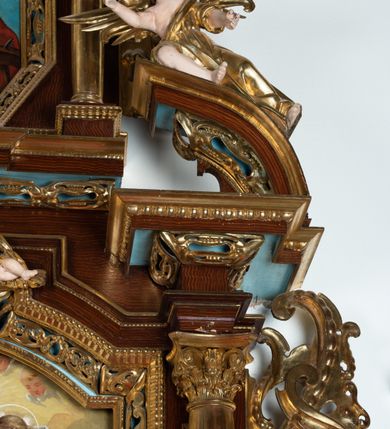 Zdjęcie nr 38: Ołtarz architektoniczny, dwukondygnacyjny, jednoosiowy ze zwieńczeniem. Mensa prostopadłościenna, antepedium w kształcie leżącego prostokąta, flankowane dwoma kanelowanymi pilastrami. W polu, w złoconej ramie dwie połączone płyciny w kształcie stojącego prostokąta wypełnione symetryczną dekoracją z akantu na błękitnym tle. Tabernakulum w formie prostopadłościennej, marmurowej skrzynki, zamknięte od góry prostym, złoconym gzymsem. Ścianka frontowa i drzwiczki obwiedzione złoconymi listwami, w polu łaciński krzyż. Cokół nastawy ustawiony na jednym stopniu, pośrodku zdobiony płyciną w kształcie leżącego prostokąta o zaokrąglonych krótszych bokach, imposty dekorowane mniejszymi płycinami wypełnionymi dekoracją roślinną. Pierwsza kondygnacja ujęta parą kolumn dźwigających przerwane belkowanie z przyczółkami, po bokach dodatkowo flankowana uszami wykończonymi ornamentem małżowinowo-chrząstkowym. W polu głównym obraz Matki Boskiej Szkaplerznej oraz św. Józefa z Dzieciątkiem i ze św. Janem Chrzcicielem na zasuwie, nad nimi para, małych uskrzydlonych aniołków. Po bokach nastawy dwie rzeźby: po prawej św. Katarzyna Aleksandryjska, a po lewej św. Barbara. Na przyczółkach usadzone dwie rzeźby aniołów z rozłożonymi szeroko rękami. Kolumny ustawione na tle prostokątnych płycin, z bazami, trzony gładkie, kapitele kompozytowe. Druga kondygnacja flankowana parą kolumn podtrzymujących wyłamane belkowanie. W polu, w ramie o kształcie stojącego prostokąta o ściętych narożach obraz św. Katarzyny Aleksandryjskiej. W zwieńczeniu promienista gloria z monogramem Marii na błękitnym tle, obwiedzionym wieńcem z obłoków. Struktura malowana w kolorze naturalnego drewna, ornamentyka złocona, detale srebrzone i błękitne.

