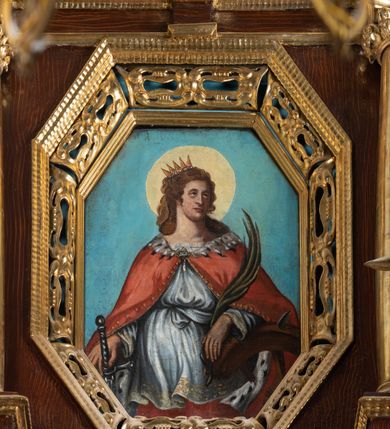 Zdjęcie nr 15: Ołtarz architektoniczny, dwukondygnacyjny, jednoosiowy ze zwieńczeniem. Mensa prostopadłościenna, antepedium w kształcie leżącego prostokąta, flankowane dwoma kanelowanymi pilastrami. W polu, w złoconej ramie dwie połączone płyciny w kształcie stojącego prostokąta wypełnione symetryczną dekoracją z akantu na błękitnym tle. Tabernakulum w formie prostopadłościennej, marmurowej skrzynki, zamknięte od góry prostym, złoconym gzymsem. Ścianka frontowa i drzwiczki obwiedzione złoconymi listwami, w polu łaciński krzyż. Cokół nastawy ustawiony na jednym stopniu, pośrodku zdobiony płyciną w kształcie leżącego prostokąta o zaokrąglonych krótszych bokach, imposty dekorowane mniejszymi płycinami wypełnionymi dekoracją roślinną. Pierwsza kondygnacja ujęta parą kolumn dźwigających przerwane belkowanie z przyczółkami, po bokach dodatkowo flankowana uszami wykończonymi ornamentem małżowinowo-chrząstkowym. W polu głównym obraz Matki Boskiej Szkaplerznej oraz św. Józefa z Dzieciątkiem i ze św. Janem Chrzcicielem na zasuwie, nad nimi para, małych uskrzydlonych aniołków. Po bokach nastawy dwie rzeźby: po prawej św. Katarzyna Aleksandryjska, a po lewej św. Barbara. Na przyczółkach usadzone dwie rzeźby aniołów z rozłożonymi szeroko rękami. Kolumny ustawione na tle prostokątnych płycin, z bazami, trzony gładkie, kapitele kompozytowe. Druga kondygnacja flankowana parą kolumn podtrzymujących wyłamane belkowanie. W polu, w ramie o kształcie stojącego prostokąta o ściętych narożach obraz św. Katarzyny Aleksandryjskiej. W zwieńczeniu promienista gloria z monogramem Marii na błękitnym tle, obwiedzionym wieńcem z obłoków. Struktura malowana w kolorze naturalnego drewna, ornamentyka złocona, detale srebrzone i błękitne.

