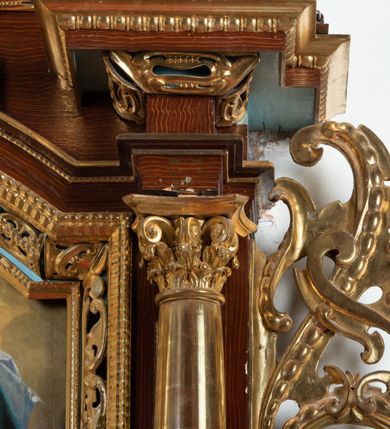 Zdjęcie nr 40: Ołtarz architektoniczny, dwukondygnacyjny, jednoosiowy ze zwieńczeniem. Mensa prostopadłościenna, antepedium w kształcie leżącego prostokąta, flankowane dwoma kanelowanymi pilastrami. W polu, w złoconej ramie dwie połączone płyciny w kształcie stojącego prostokąta wypełnione symetryczną dekoracją z akantu na błękitnym tle. Tabernakulum w formie prostopadłościennej, marmurowej skrzynki, zamknięte od góry prostym, złoconym gzymsem. Ścianka frontowa i drzwiczki obwiedzione złoconymi listwami, w polu łaciński krzyż. Cokół nastawy ustawiony na jednym stopniu, pośrodku zdobiony płyciną w kształcie leżącego prostokąta o zaokrąglonych krótszych bokach, imposty dekorowane mniejszymi płycinami wypełnionymi dekoracją roślinną. Pierwsza kondygnacja ujęta parą kolumn dźwigających przerwane belkowanie z przyczółkami, po bokach dodatkowo flankowana uszami wykończonymi ornamentem małżowinowo-chrząstkowym. W polu głównym obraz Matki Boskiej Szkaplerznej oraz św. Józefa z Dzieciątkiem i ze św. Janem Chrzcicielem na zasuwie, nad nimi para, małych uskrzydlonych aniołków. Po bokach nastawy dwie rzeźby: po prawej św. Katarzyna Aleksandryjska, a po lewej św. Barbara. Na przyczółkach usadzone dwie rzeźby aniołów z rozłożonymi szeroko rękami. Kolumny ustawione na tle prostokątnych płycin, z bazami, trzony gładkie, kapitele kompozytowe. Druga kondygnacja flankowana parą kolumn podtrzymujących wyłamane belkowanie. W polu, w ramie o kształcie stojącego prostokąta o ściętych narożach obraz św. Katarzyny Aleksandryjskiej. W zwieńczeniu promienista gloria z monogramem Marii na błękitnym tle, obwiedzionym wieńcem z obłoków. Struktura malowana w kolorze naturalnego drewna, ornamentyka złocona, detale srebrzone i błękitne.

