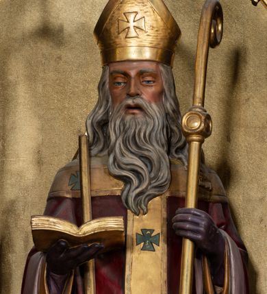 Zdjęcie nr 13: Ołtarz przyścienny, architektoniczny, trójosiowy, jednokondygnacyjny ze zwieńczeniem. Mensa prostopadłościenna. Antepedium trójosiowe, flankowane czterema kolumnami. W osi środkowej płycina w kształcie leżącego prostokąta z monogramem Matki Boskiej w polu i wieńcem z róż. W osiach bocznych płyciny w kształcie stojących prostokątów z bukietem narcyzów w polu. Tabernakulum metalowe w formie prostopadłościennej szafki zamkniętej profilowanym gzymsem wspartym na dwóch smukłych kolumnach. Drzwiczki prostokątne, zamknięte półkoliście z przedstawieniem krzyża z gorejącym sercem w czwórliściu oraz motywem winorośli i kłosów zbóż. Tron wystawienia w formie baldachimu wspartego na czterech smukłych kolumnach, zwieńczonego kopułą i rzeźbą pelikana karmiącego młode. Retabulum ustawione na wysokim cokole i predelli. Nastawa flankowana parą kolumn w części środkowej i parą pilastrów na zewnątrz. Podpory dźwigają wyłamane belkowanie, nad osią środkową wysunięte do przodu i tworzące łuk nadwieszony. W polu głównym, w ramie w kształcie stojącego prostokąta, zamkniętego łukiem półkolistym, umieszczony obraz Matki Boskiej Zembrzyckiej oraz św. Jana Chrzciciela na zasuwie. Nad polem głównym trzy uskrzydlone główki aniołków. W osiach bocznych, w niszach zamkniętych łukiem w ośli grzbiet i zwieńczonych krzyżykiem, ustawione figury świętych: po prawej św. Stanisława, po lewej św. Wojciecha. Zwieńczenie w kształcie cebulastej, ażurowej kopuły, dekorowanej ornamentem roślinnym, spiętej u góry zamkniętą koroną z krzyżykiem. Po bokach zwieńczenia, na osi pilastrów para stojących aniołów. Cokół zdobiony fryzem arkadkowym i zamknięty od góry profilowanym gzymsem. Predella pośrodku dekorowana fryzem arkadowym, a w osiach bocznych stylizowanym ornamentem roślinnym, a na skrajach zawiniętym liściem akantu. Kolumny i pilastry ustawione na bazach, kapitele kompozytowe, trzony kolumn dekorowane ukośną kratką z rozetkami w polu, a trzony pilastrów z płyciną wypełnioną wicią z róż i innych kwiatów. Po bokach ołtarz ujęty ażurowymi uszakami utworzonymi z wolutowo skręconej wici roślinnej. Fryz dekorowany rzędem rozetek. Struktura malowana w kolorze naturalnego drewna, ornamentyka i profilowania złocone, detale czerwone i bordowe, suknie aniołów srebrzone.
